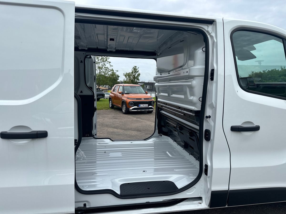 Billede af Nissan Primastar L2H1 2,0 DCi N-Connecta 150HK Van 6g Aut.