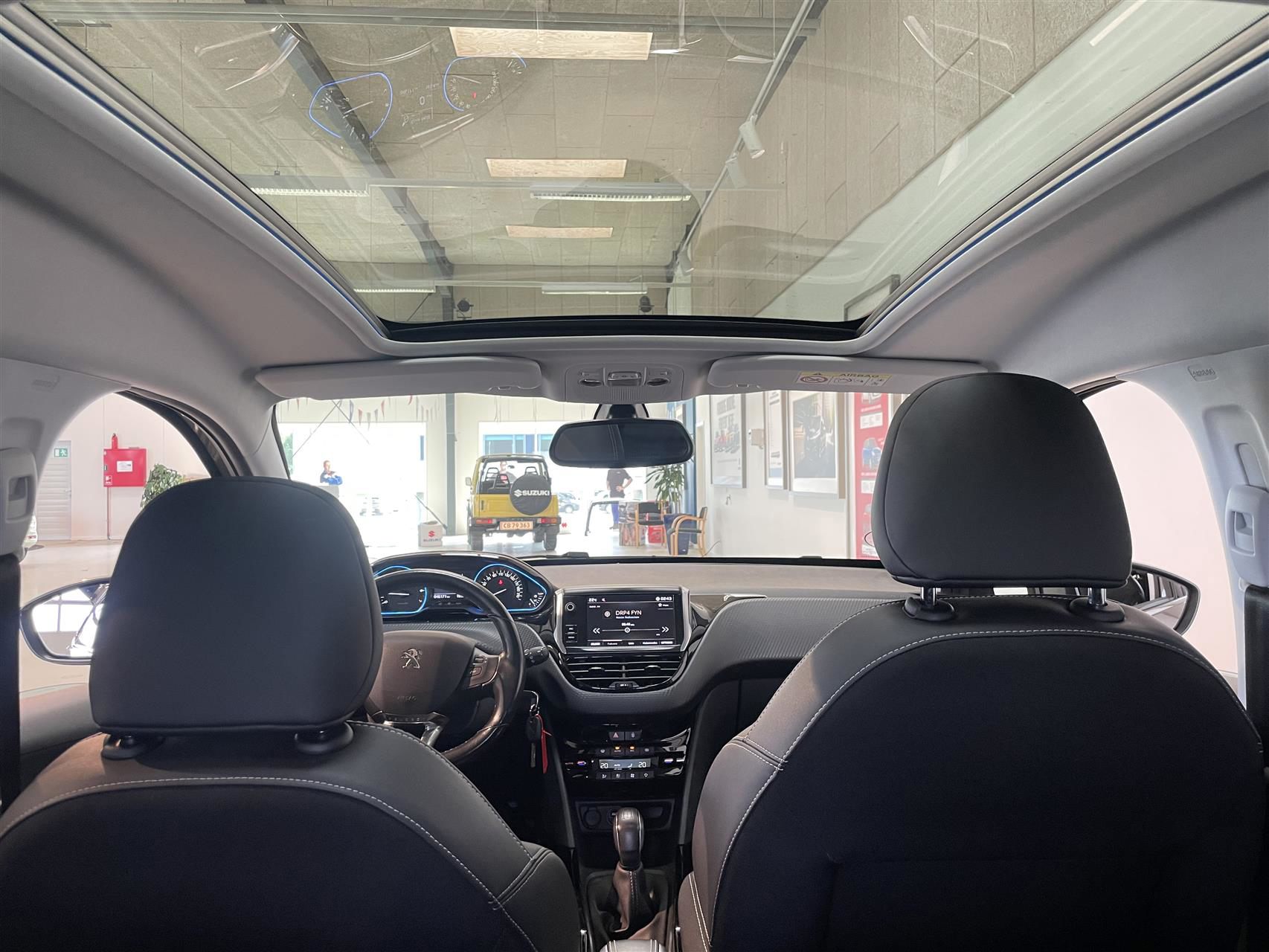 Billede af Peugeot 2008 1,2 e-THP Allure Sky 110HK