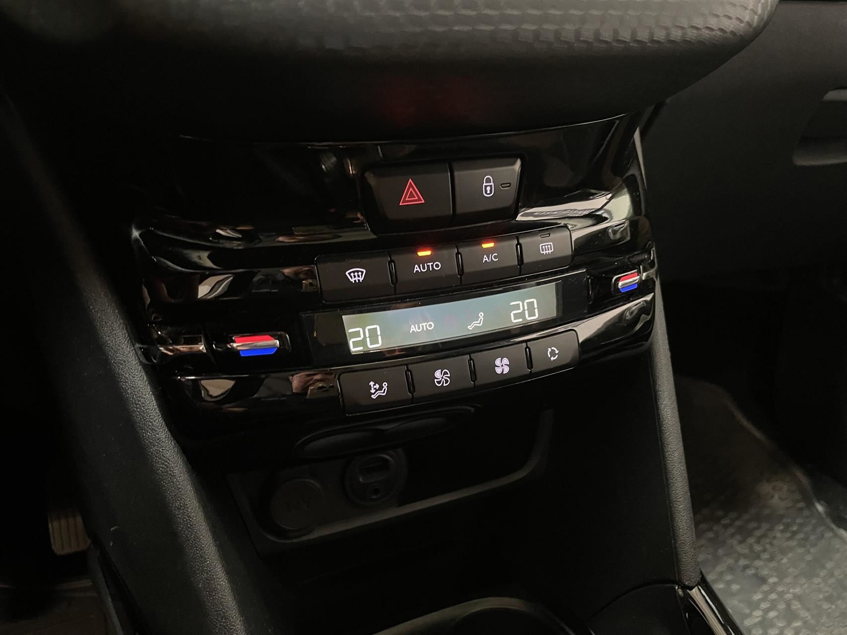 Billede af Peugeot 2008 1,2 e-THP Allure Sky 110HK