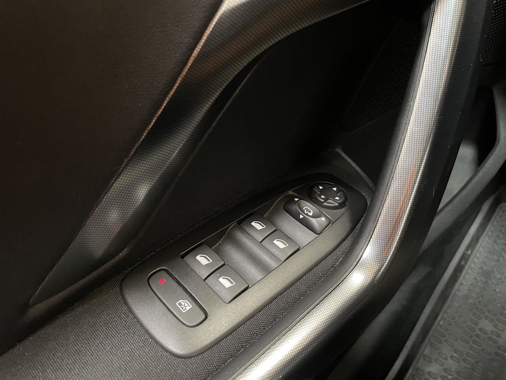 Billede af Peugeot 2008 1,2 e-THP Allure Sky 110HK