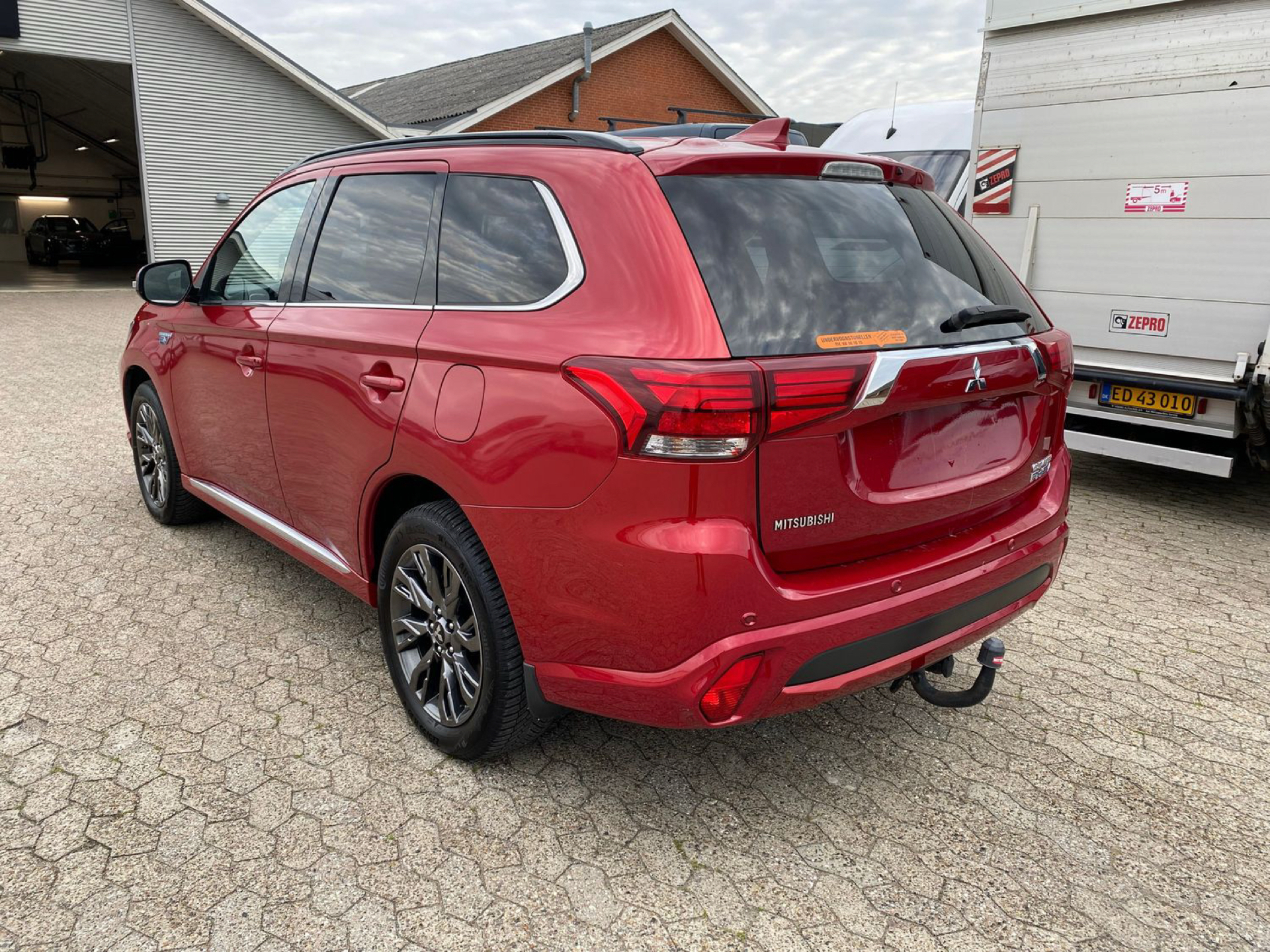 Billede af Mitsubishi Outlander 2,0 PHEV  Plugin-hybrid Instyle 4WD 200HK 5d 6g Trinl. Gear