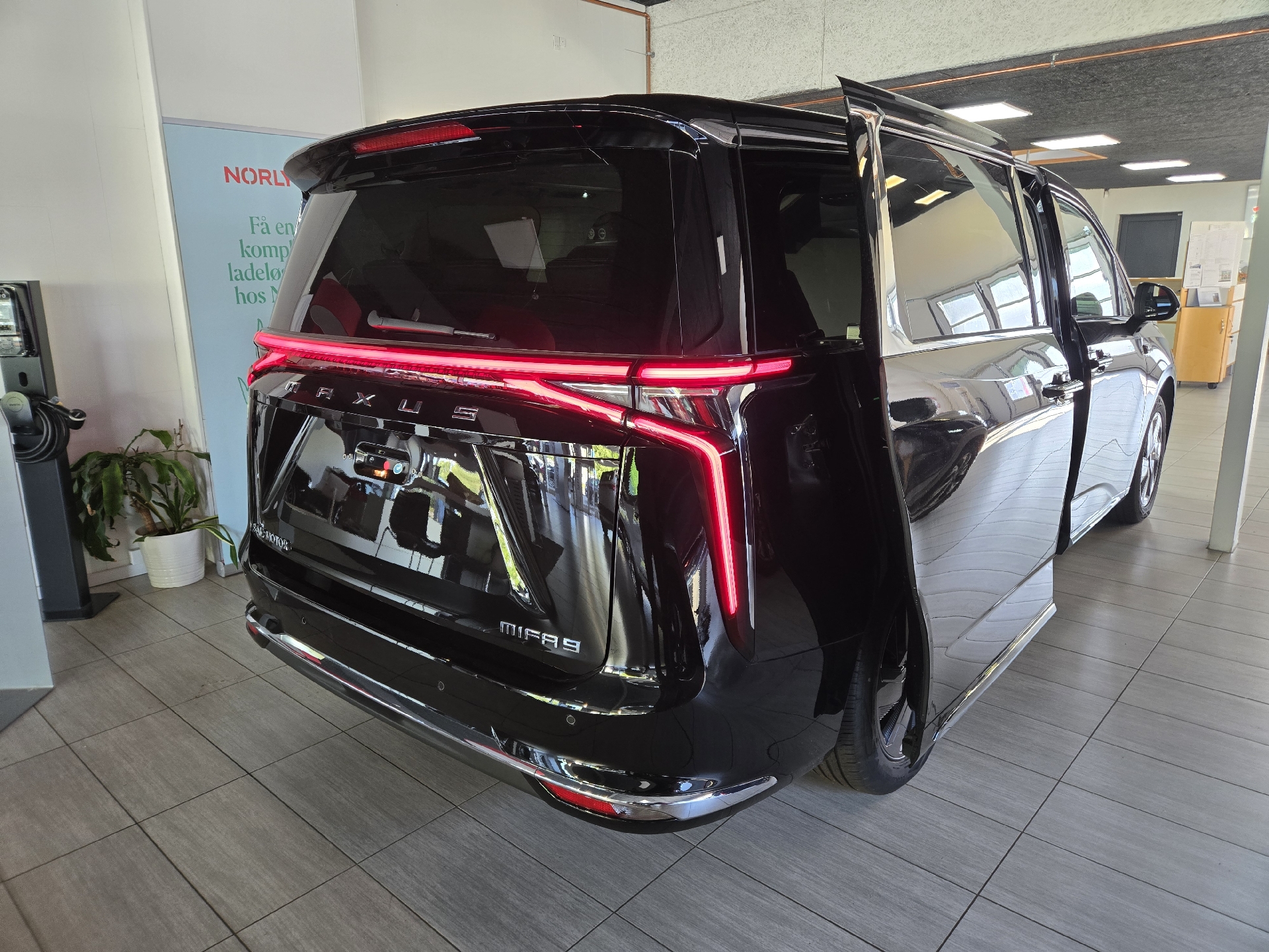 Billede af Maxus Mifa 9 EL Luxery 245HK Aut.