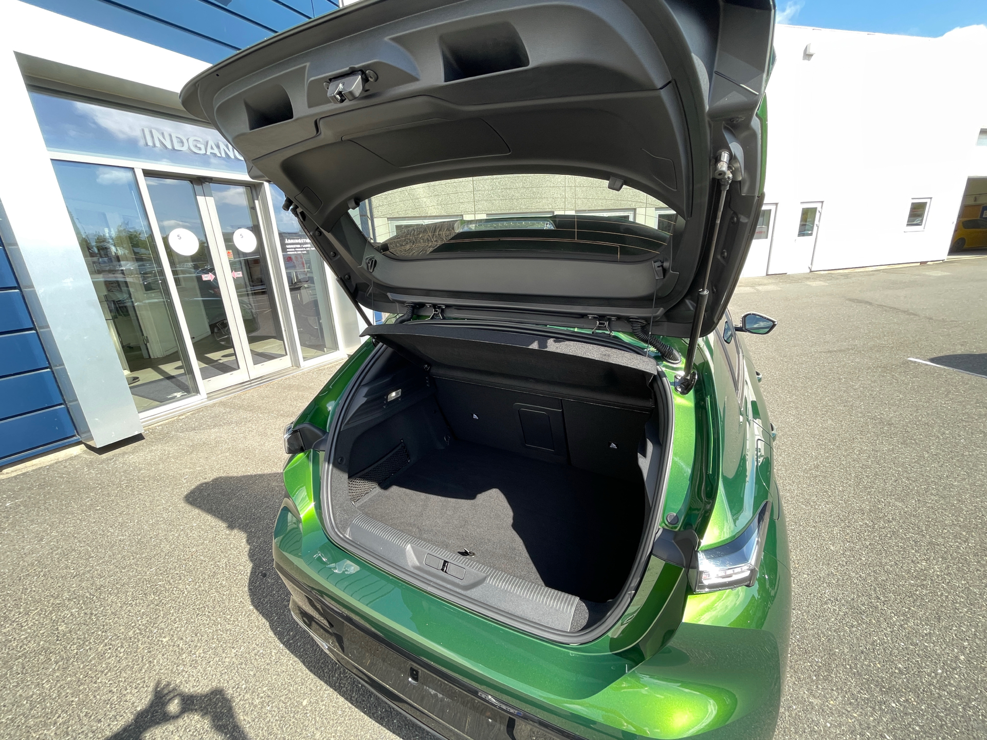 Billede af Peugeot 308 1,6 Plugin-hybrid First Selection Plus EAT8 180HK 5d 8g Aut.