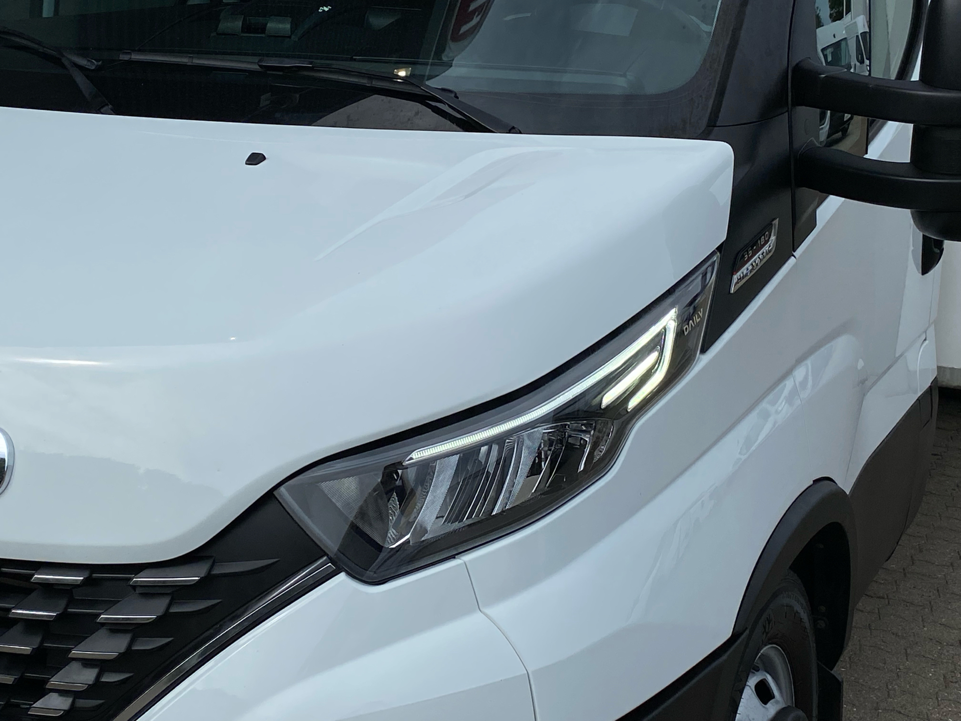 Billede af Iveco Daily 35C18 4100mm 3,0 D 180HK Ladv./Chas. 8g Aut.