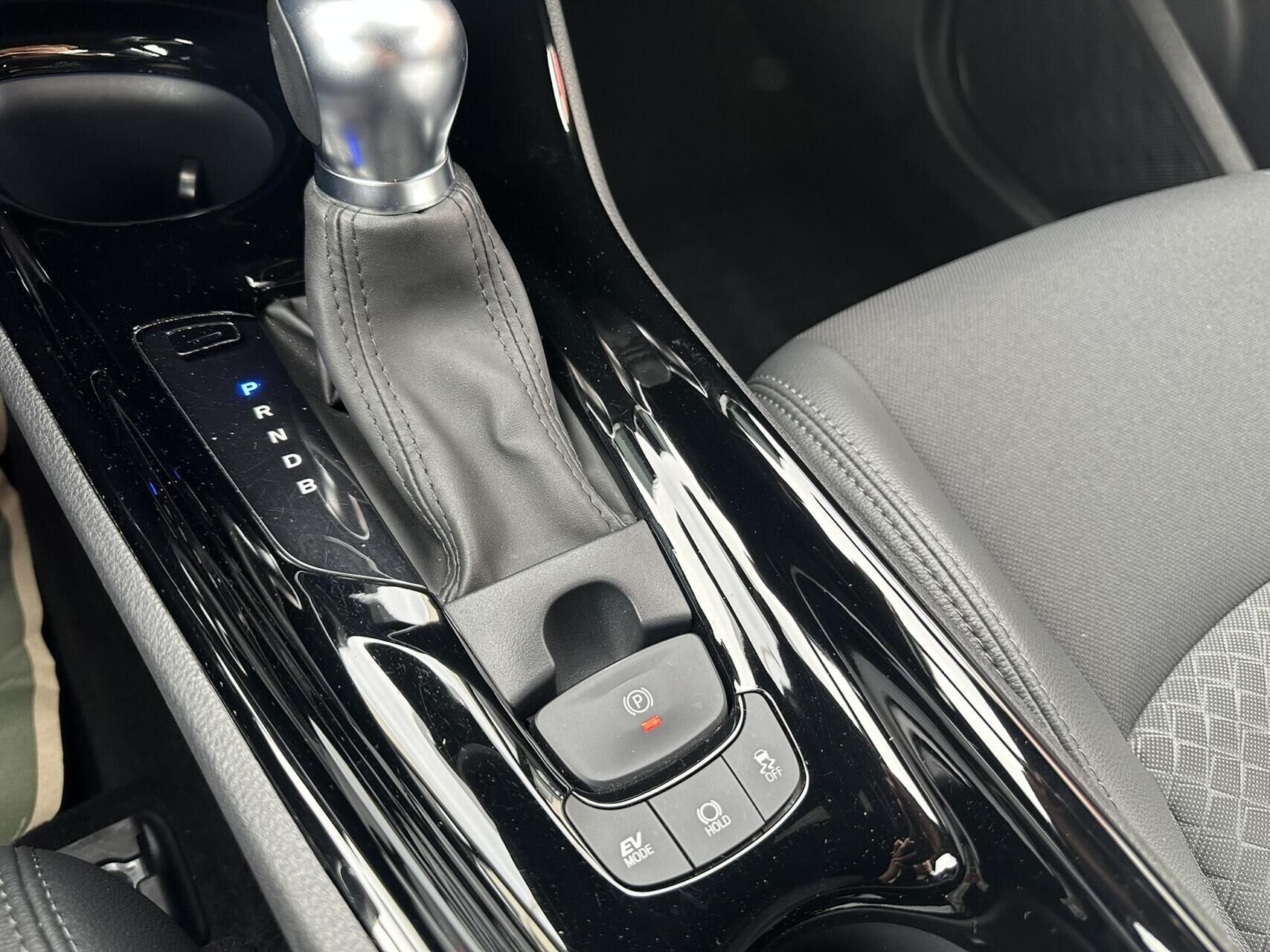 Billede af Toyota C-HR 1,8 Hybrid C-LUB Smart Multidrive S 122HK 5d Aut.