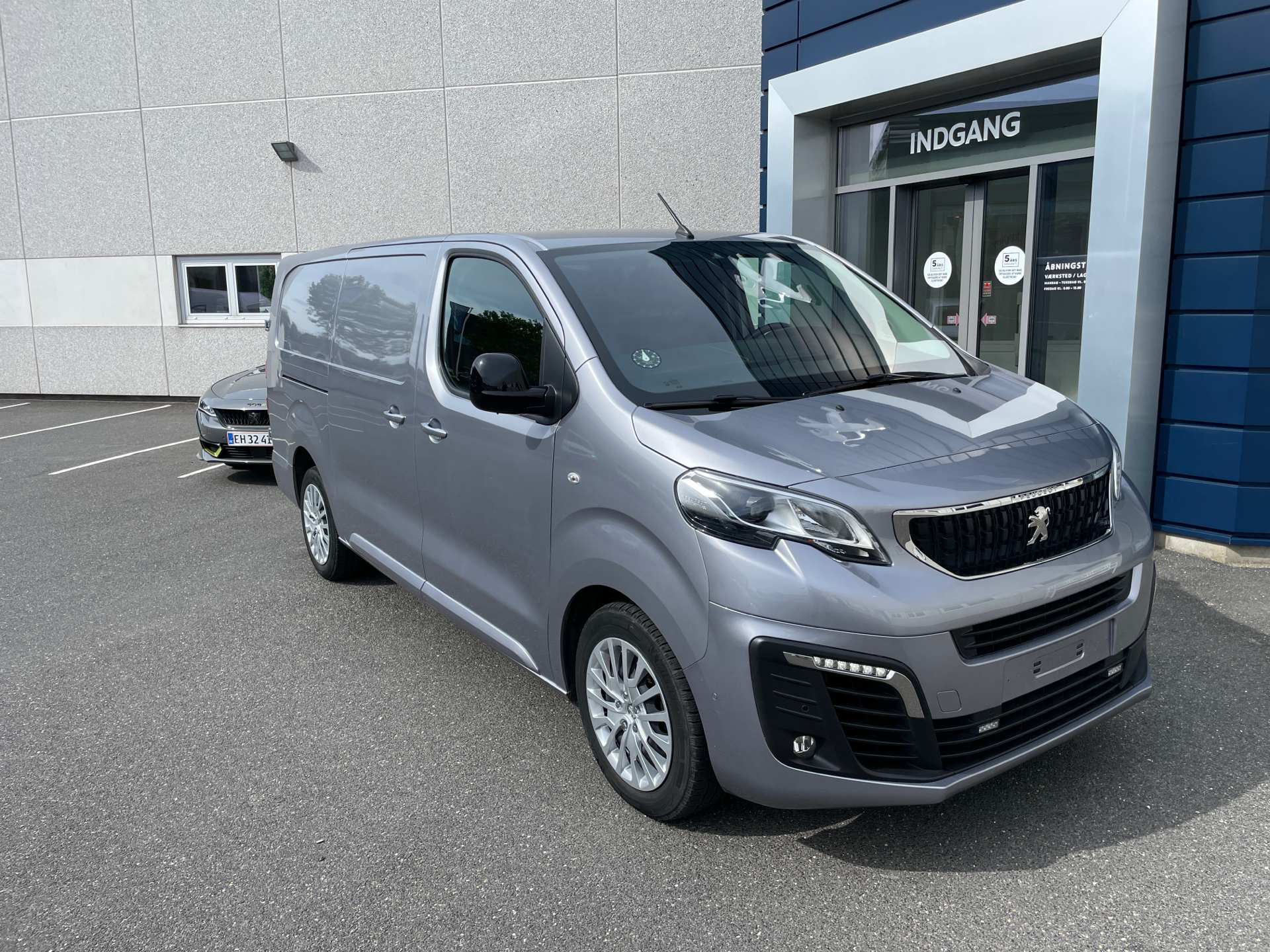 Billede af Peugeot Expert L3 2,0 BlueHDi Ultimate EAT8 177HK Van 8g Aut.