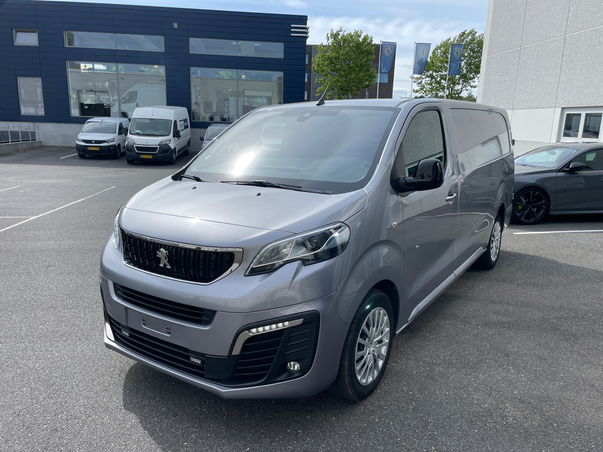 Billede af Peugeot Expert L3 2,0 BlueHDi Ultimate EAT8 177HK Van 8g Aut.