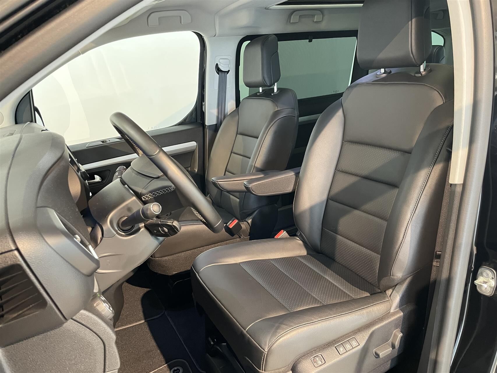 Billede af Peugeot e-Traveller L2 EL Premium 136HK Aut.