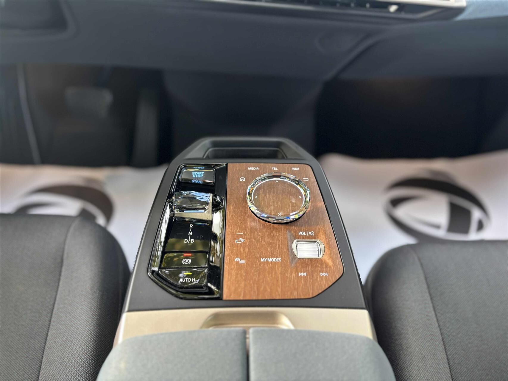 Billede af BMW iX 40 EL Fully Charged XDrive 326HK 5d Aut.