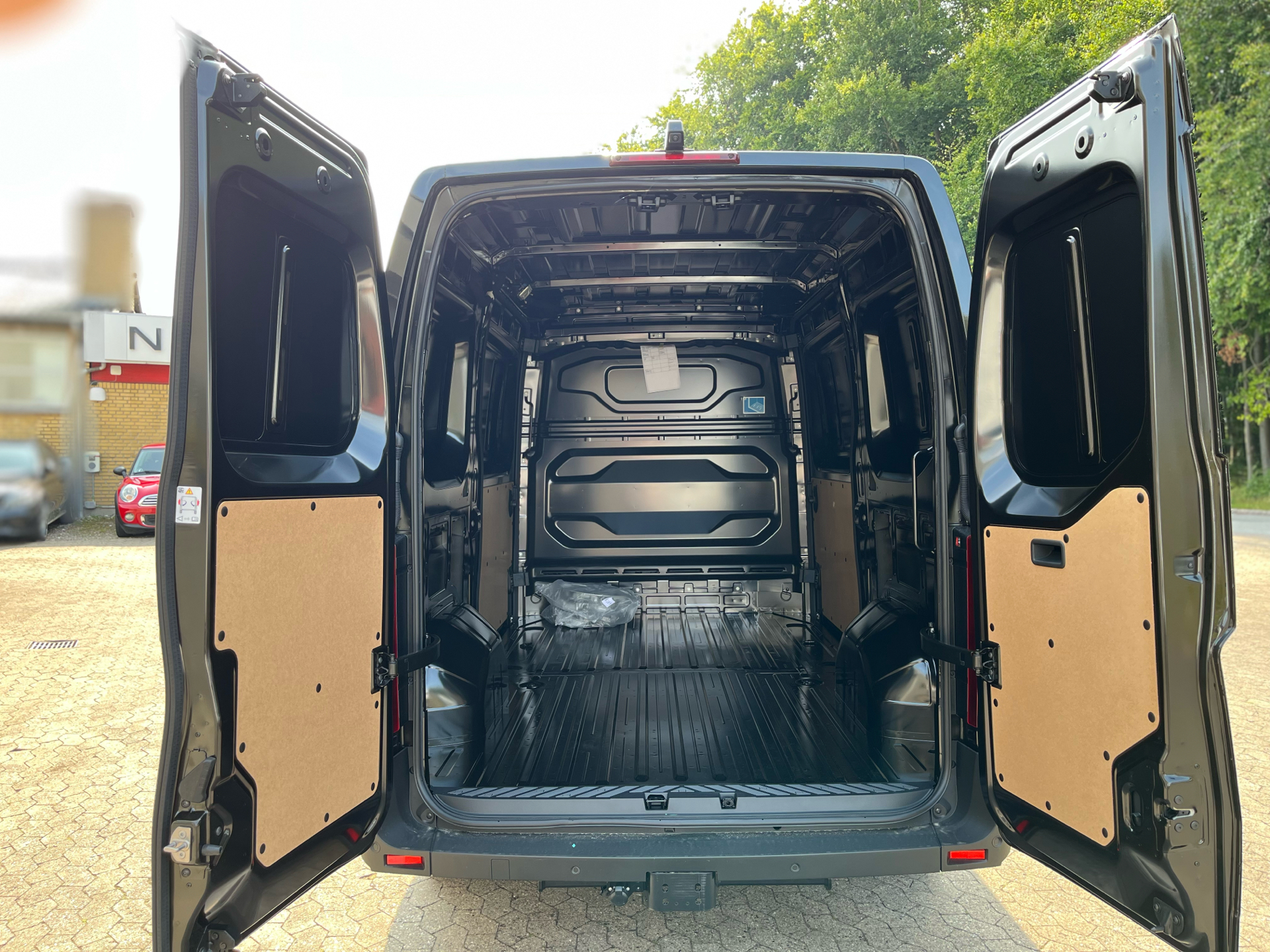 Billede af Nissan Interstar L2H2 2,0 DCi Tekna 170HK Van 9g Aut.