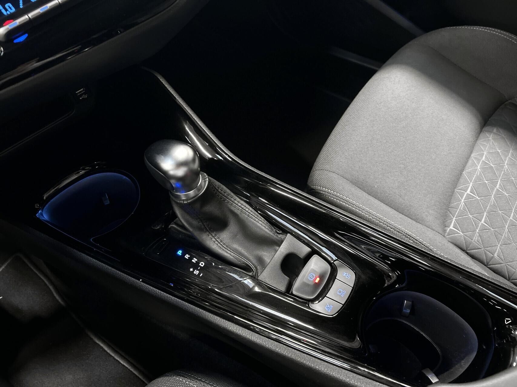 Billede af Toyota C-HR 2,0 Hybrid C-LUB Premium Multidrive S 184HK 5d Aut.