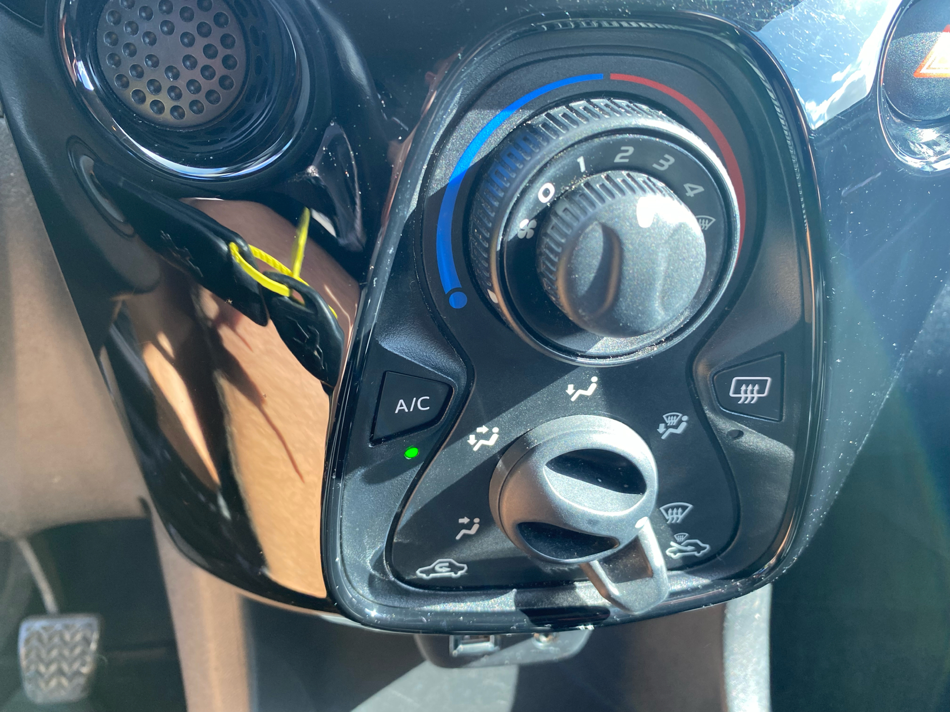 Billede af Peugeot 108 1,0 e-Vti Black Edition 69HK 5d