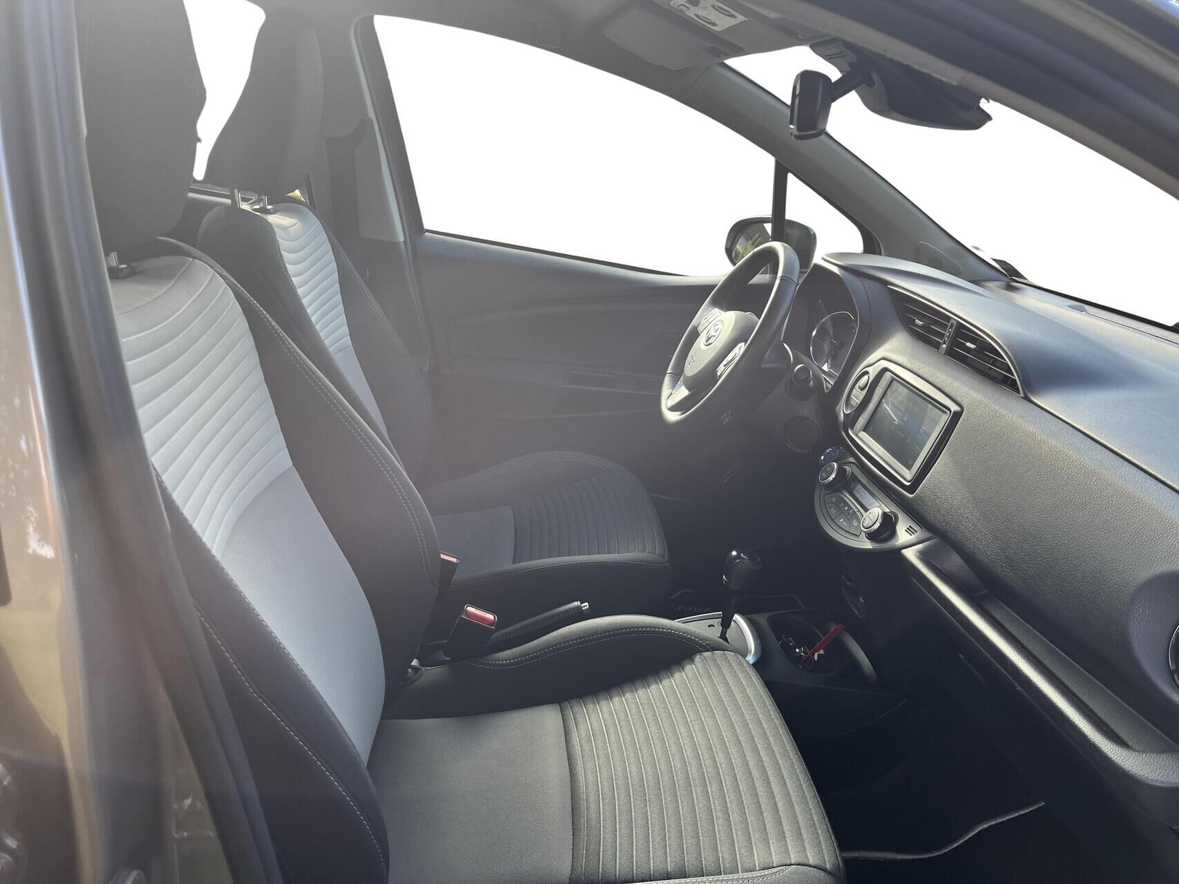 Billede af Toyota Yaris 1,5 Hybrid H2 Limited E-CVT 100HK 5d Trinl. Gear