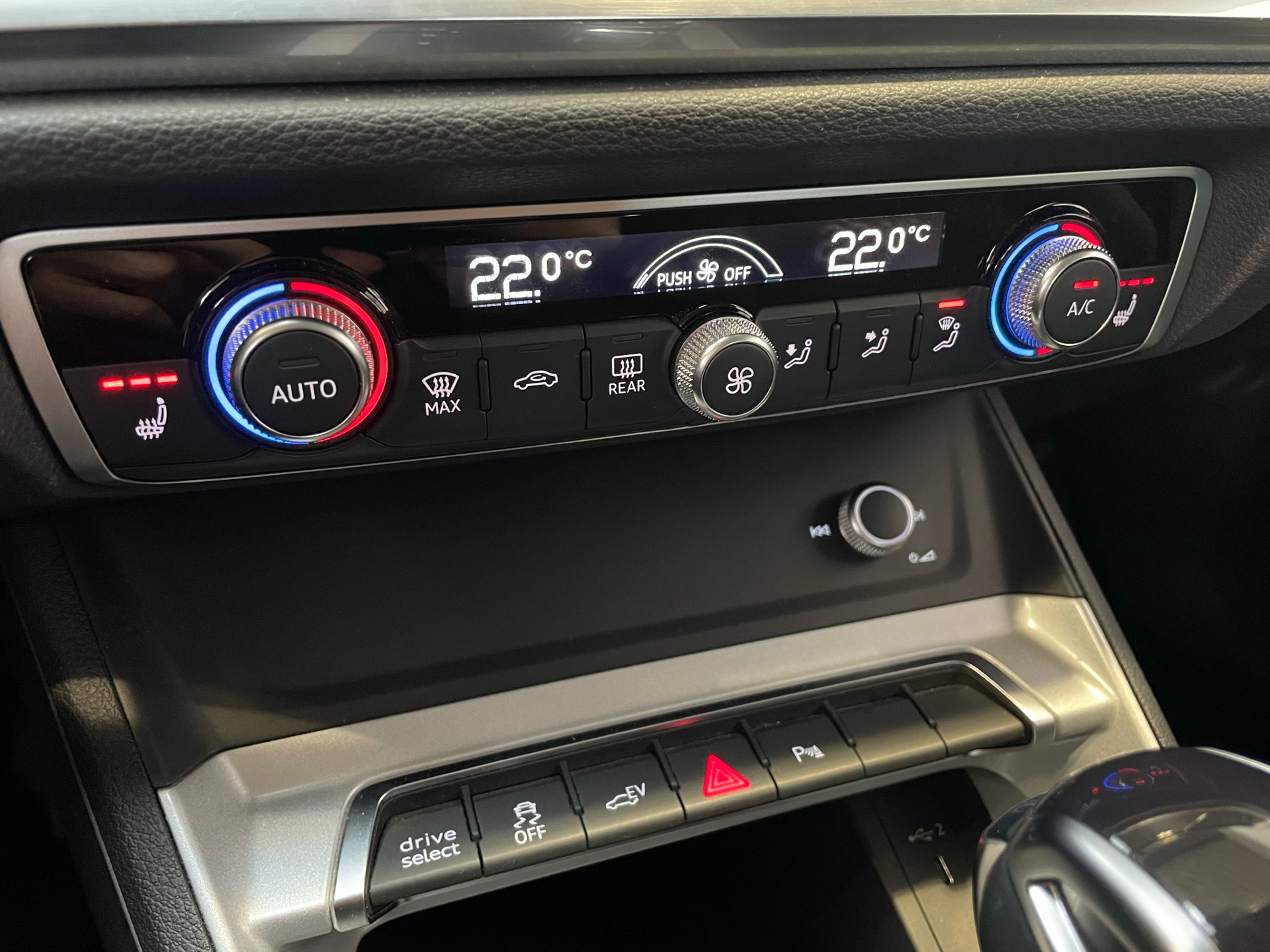 Billede af Audi Q3 1,4 45 TFSI e  Plugin-hybrid Attitude Plus S Tronic 245HK 5d 6g Aut.