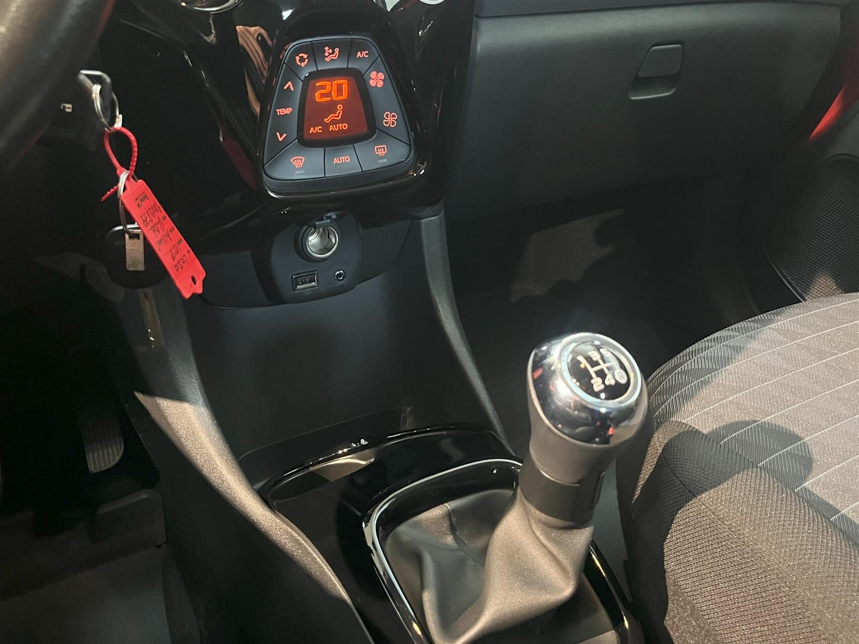 Billede af Peugeot 108 1,0 e-Vti Infinity 72HK 5d