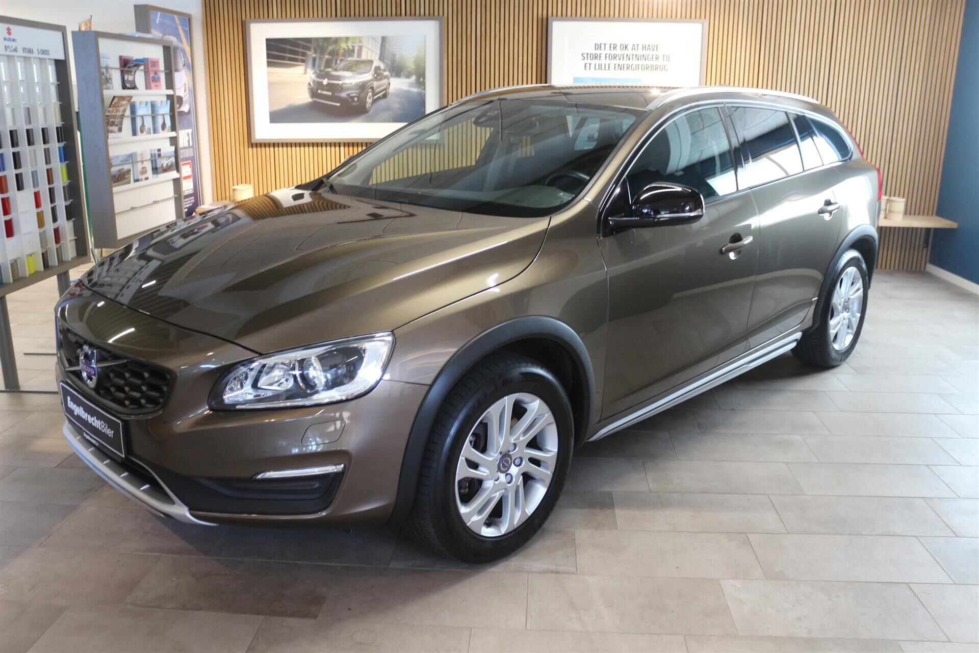 Billede af Volvo V60 Cross Country 2,0 D3 Momentum 150HK Stc 8g Aut.