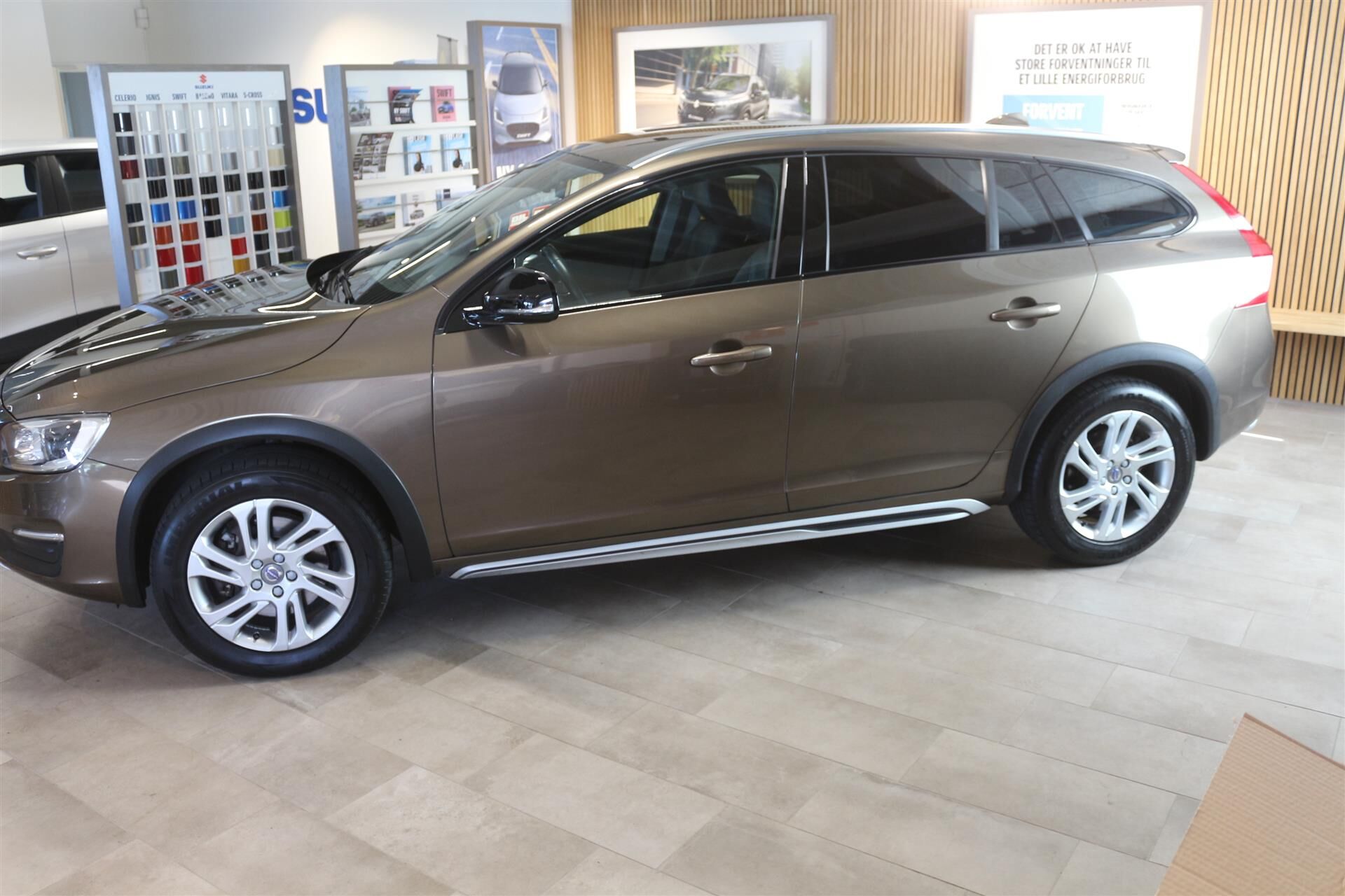 Billede af Volvo V60 Cross Country 2,0 D3 Momentum 150HK Stc 8g Aut.