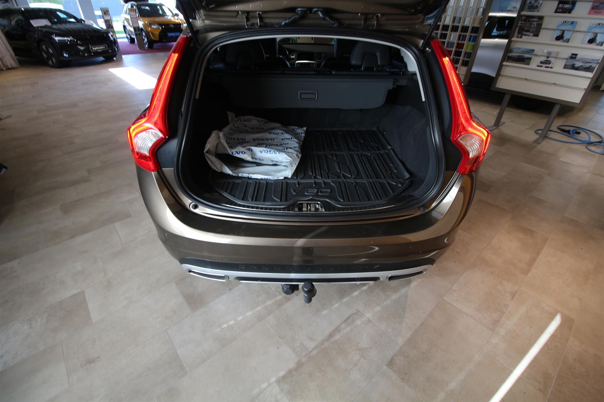 Billede af Volvo V60 Cross Country 2,0 D3 Momentum 150HK Stc 8g Aut.