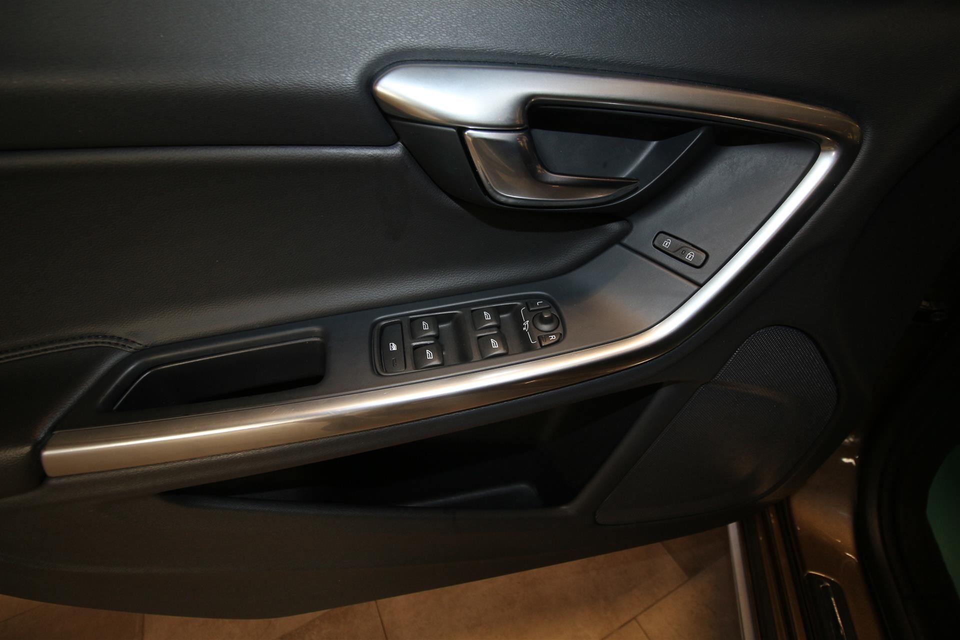 Billede af Volvo V60 Cross Country 2,0 D3 Momentum 150HK Stc 8g Aut.