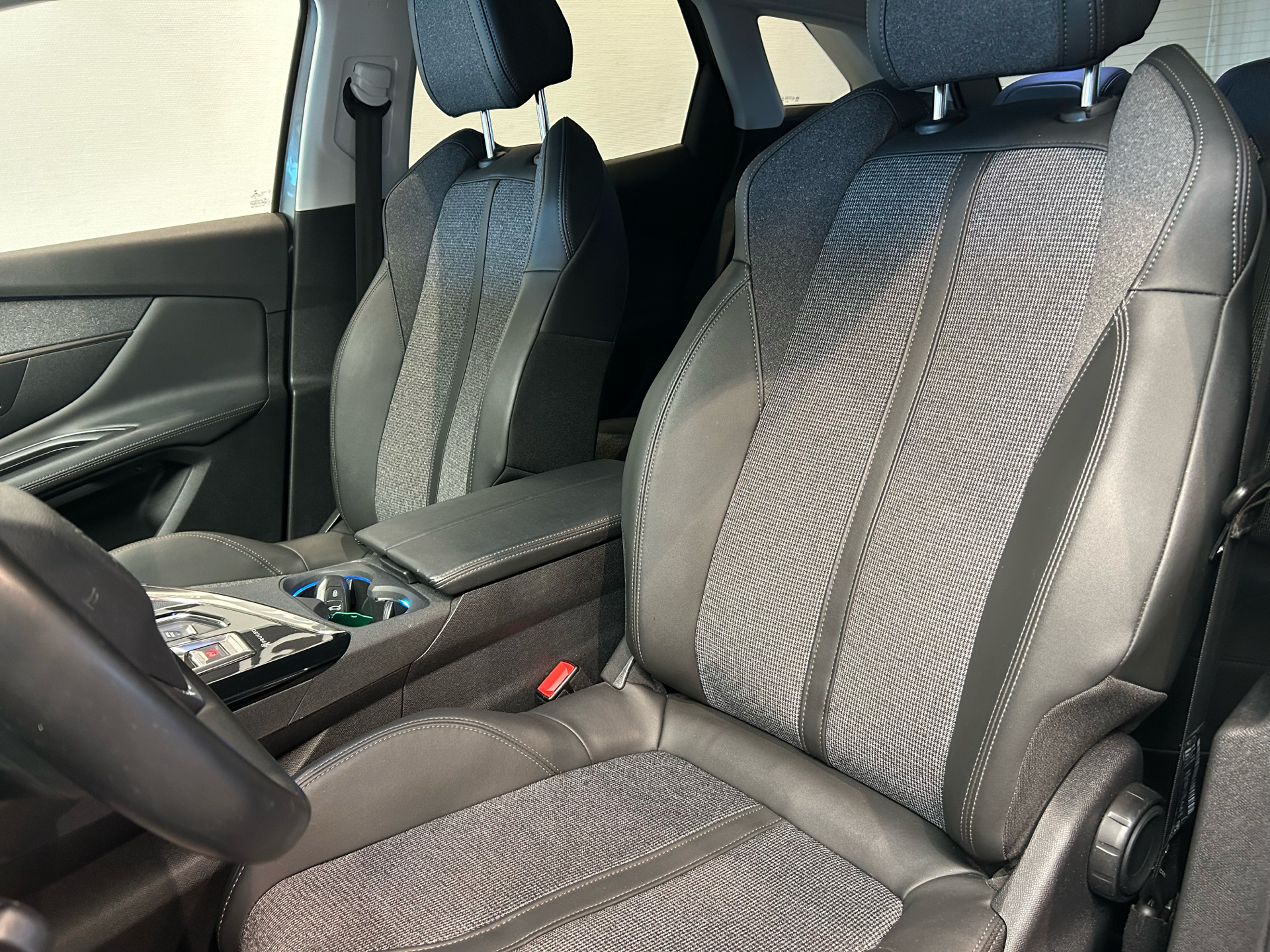 Billede af Peugeot 3008 1,6 PureTech  Plugin-hybrid Allure LTD EAT8 225HK 5d 8g Aut.
