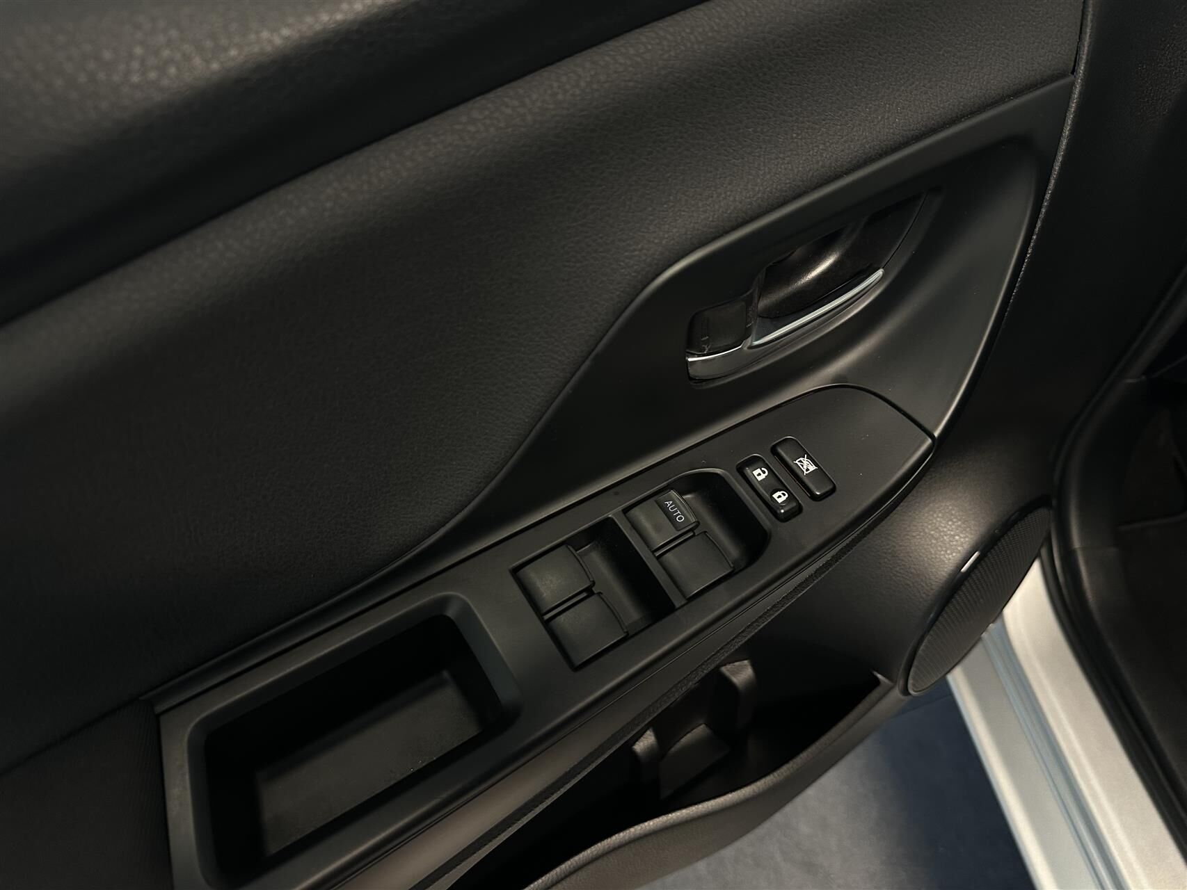 Billede af Toyota Yaris 1,5 B/EL H2 Premium E-CVT 100HK 5d Trinl. Gear