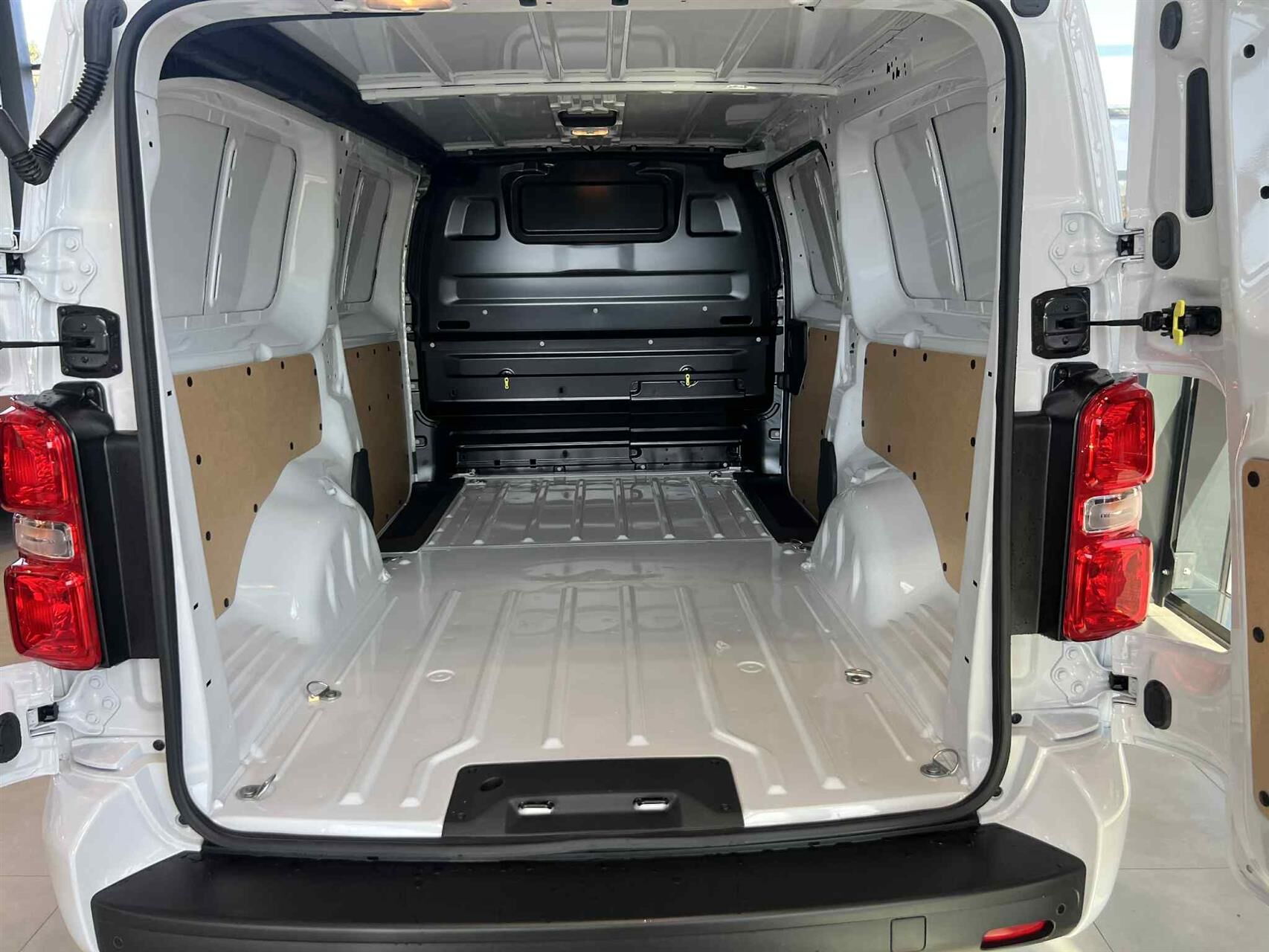 Billede af Peugeot Expert L3 2,0 BlueHDi Premium EAT8 177HK Van 8g Aut.