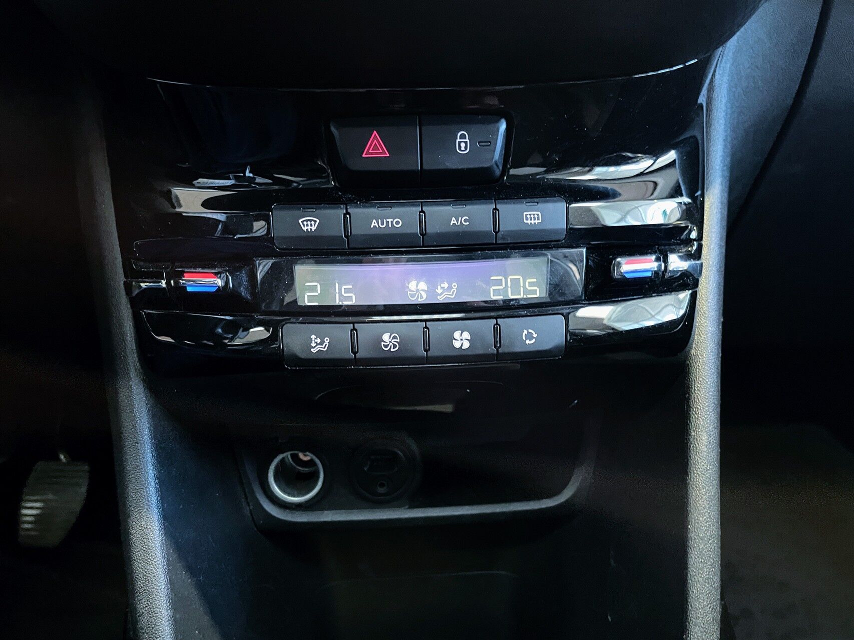 Billede af Peugeot 2008 1,6 BlueHDi Desire Sky X 100HK