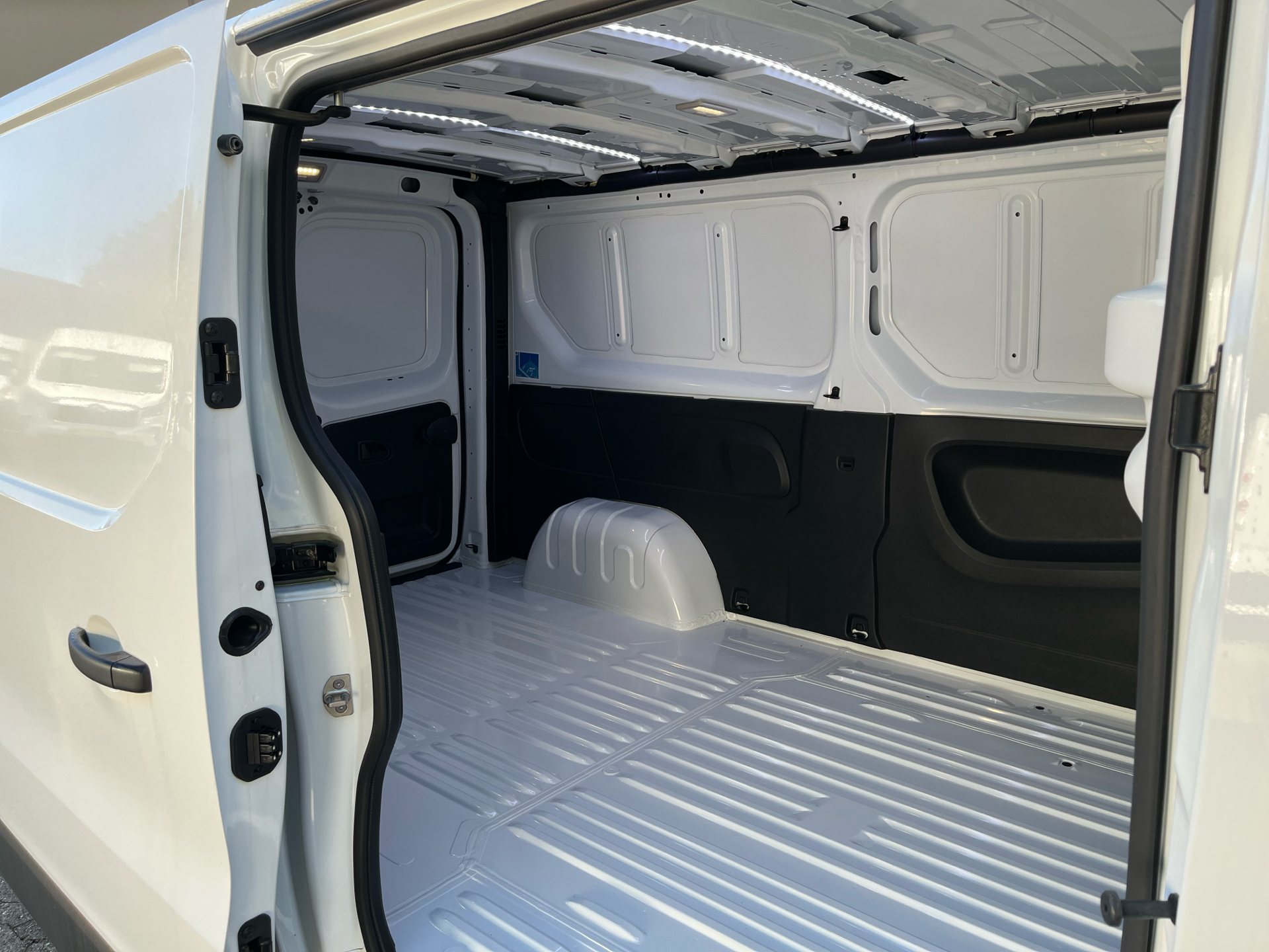 Billede af Nissan Primastar L2H1 2,0 DCi N-Connecta 150HK Van 6g Aut.