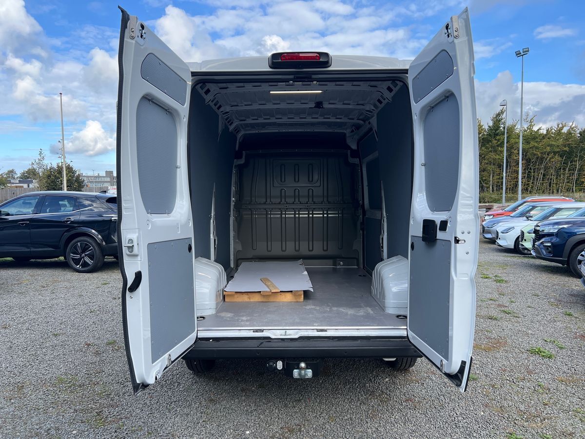 Billede af Citroën Jumper 35 L2H2 2,2 Blue HDi Masterline EAT8 140HK Van 8g Aut.