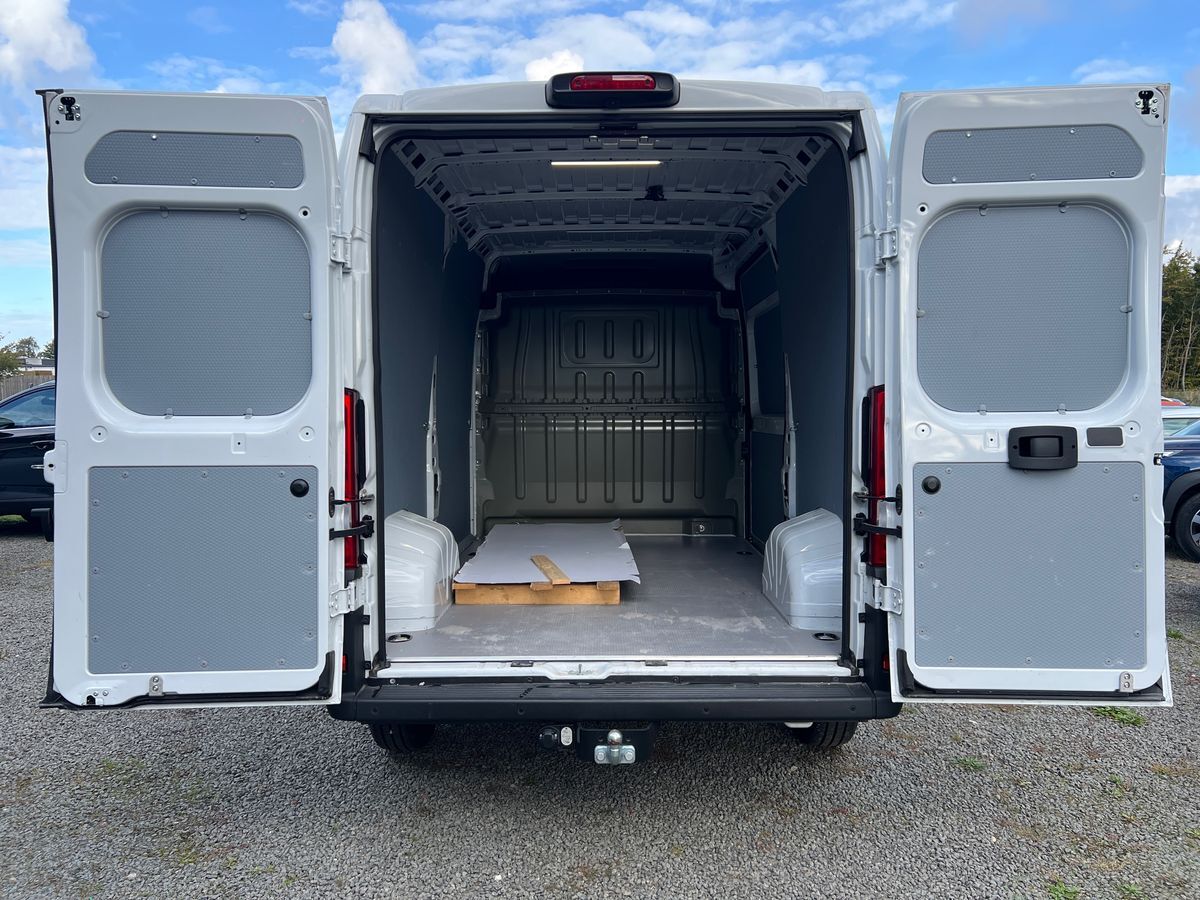 Billede af Citroën Jumper 35 L2H2 2,2 Blue HDi Masterline EAT8 140HK Van 8g Aut.