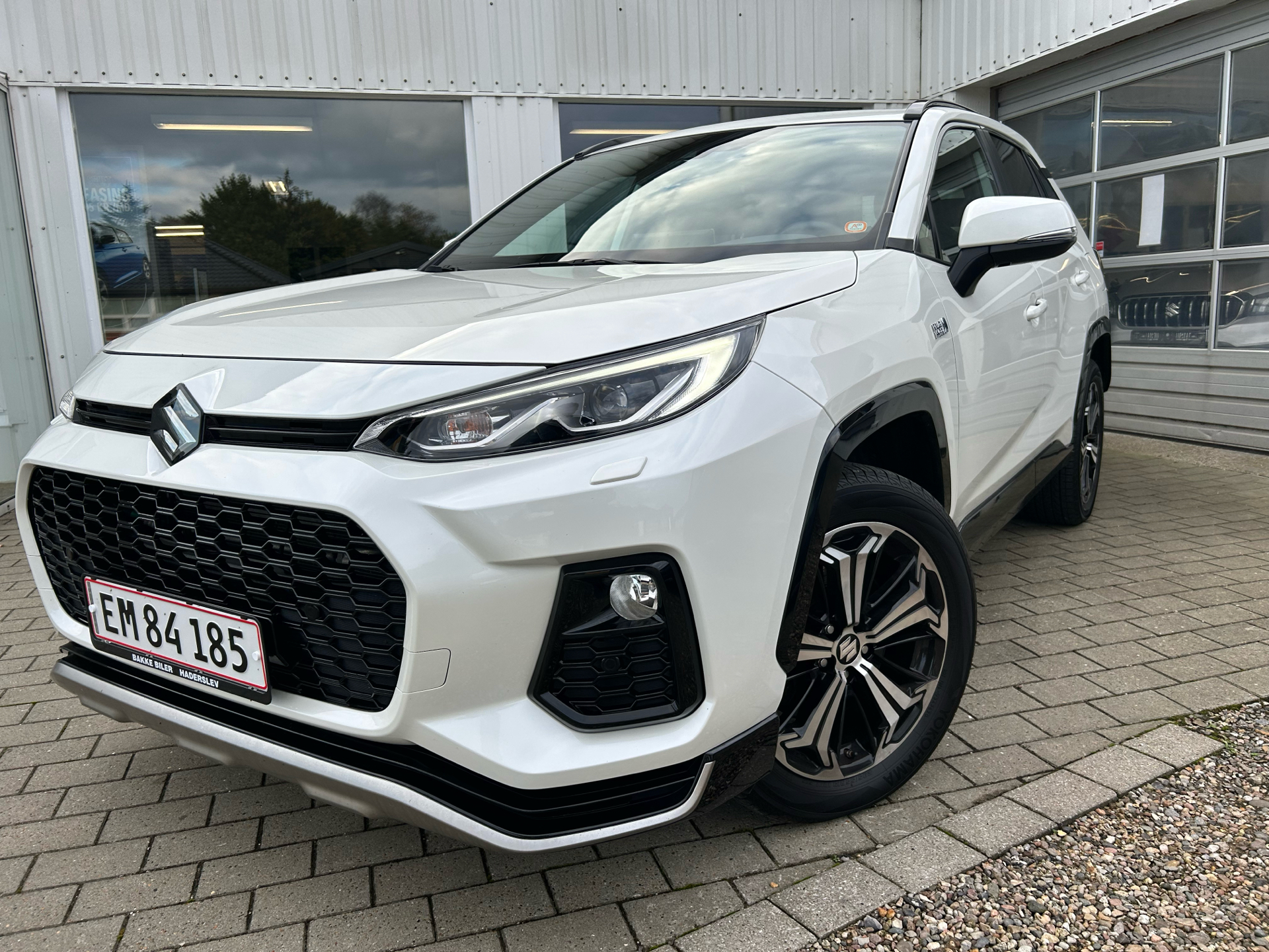 Billede af Suzuki Across 2,5 Plugin-hybrid Adventure E-CVT 306HK 5d Trinl. Gear