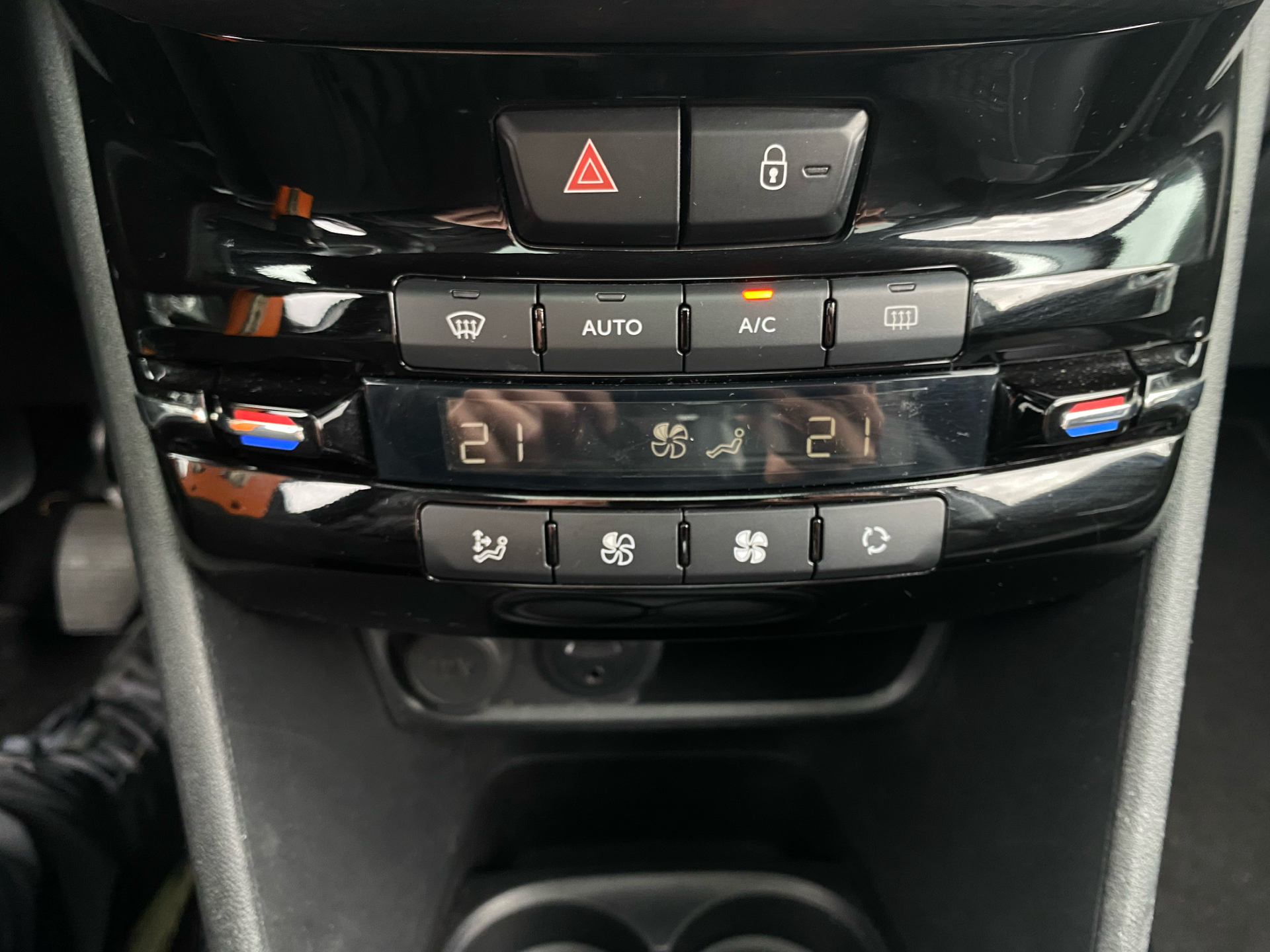 Billede af Peugeot 2008 1,6 BlueHDi Selection Sky 100HK 5d