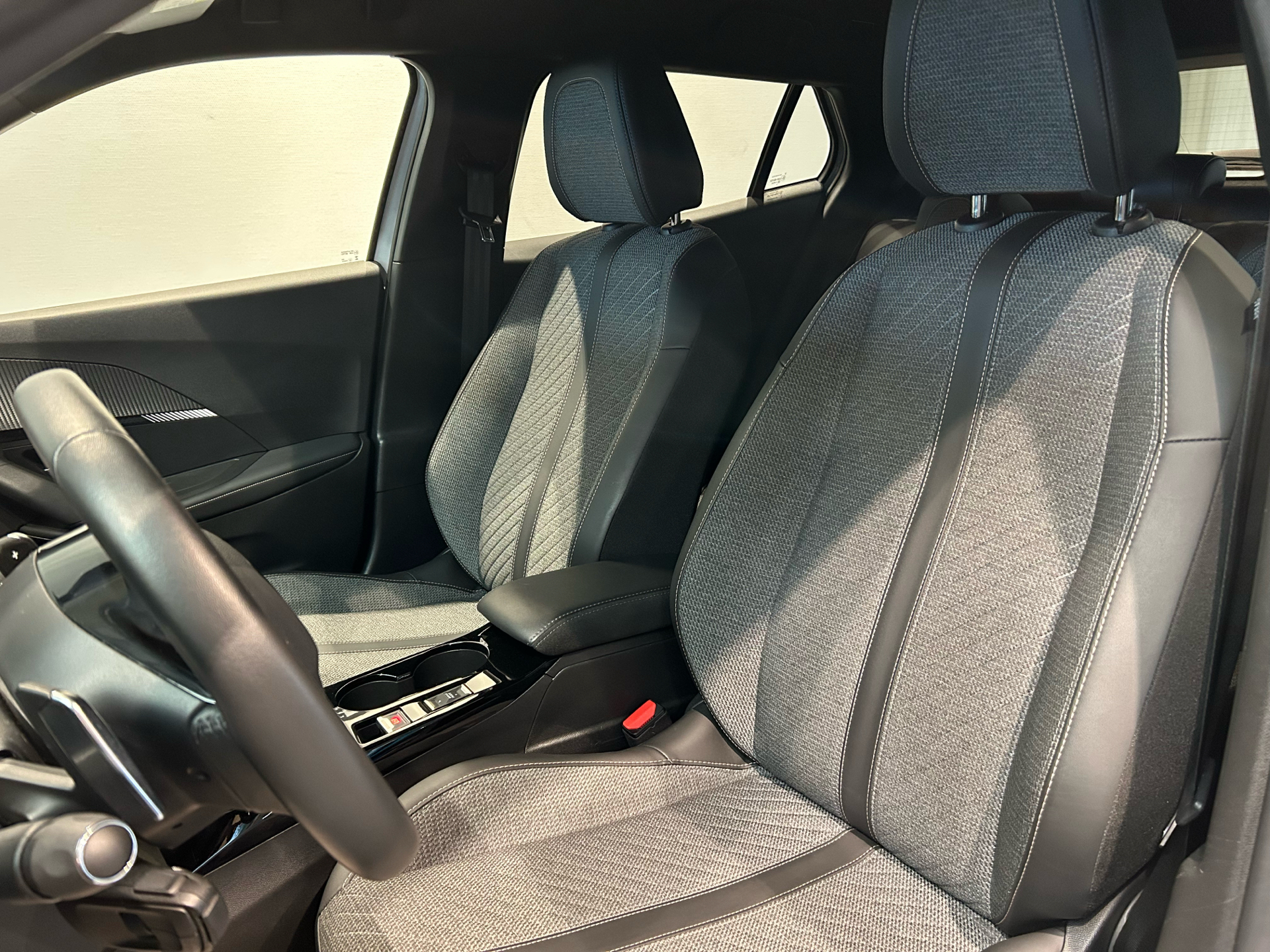 Billede af Peugeot 2008 1,2 PureTech Allure EAT8 130HK 5d 8g Aut.