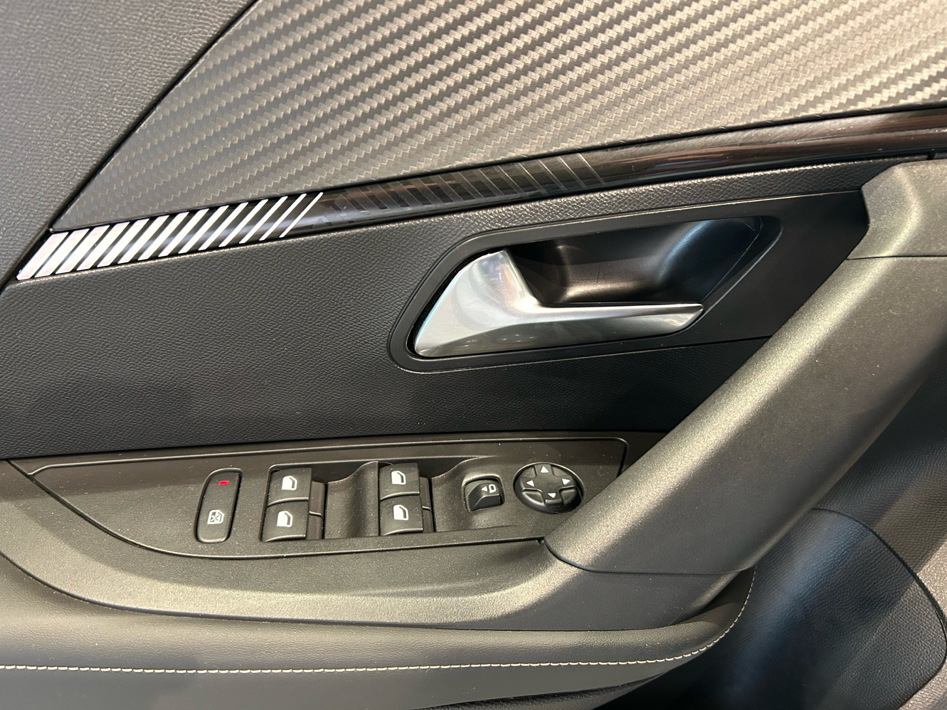 Billede af Peugeot 2008 1,2 PureTech Allure EAT8 130HK 5d 8g Aut.