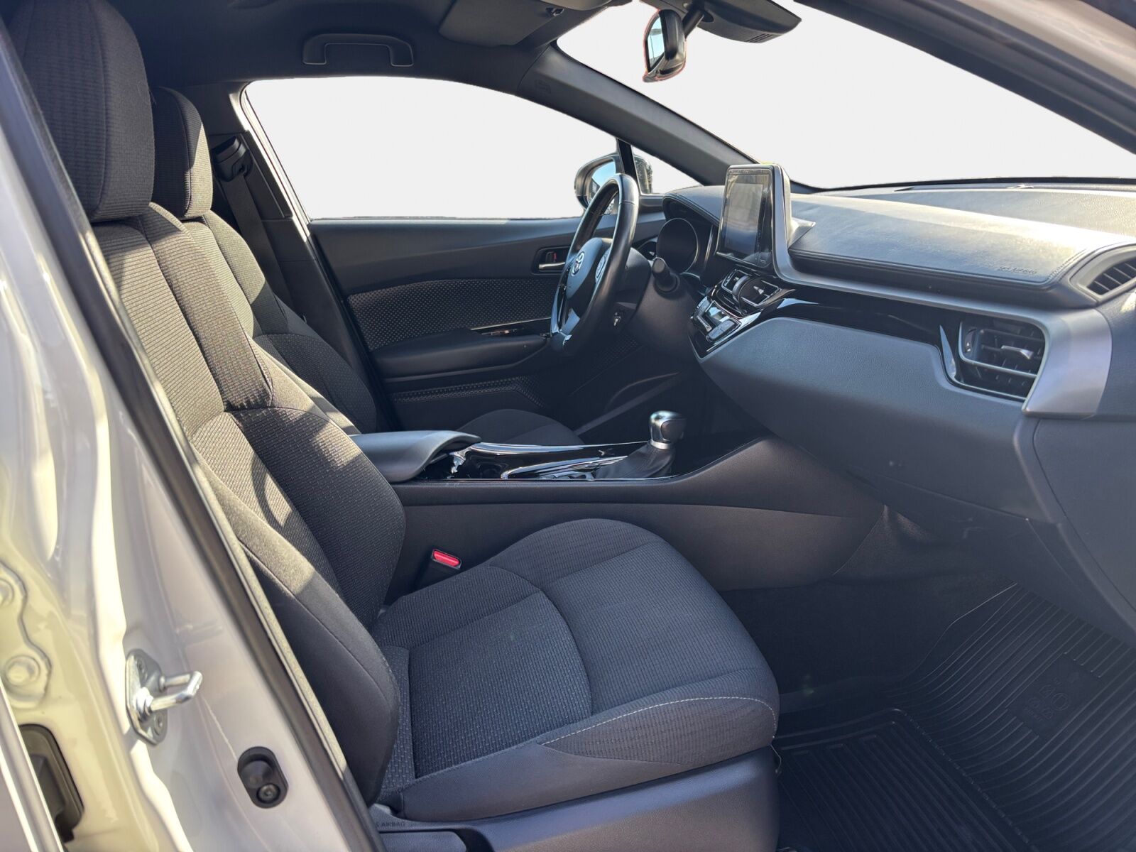 Billede af Toyota C-HR 1,8 Hybrid C-LUB Premium Selected Bi-tone Multidrive S 122HK 5d Aut.