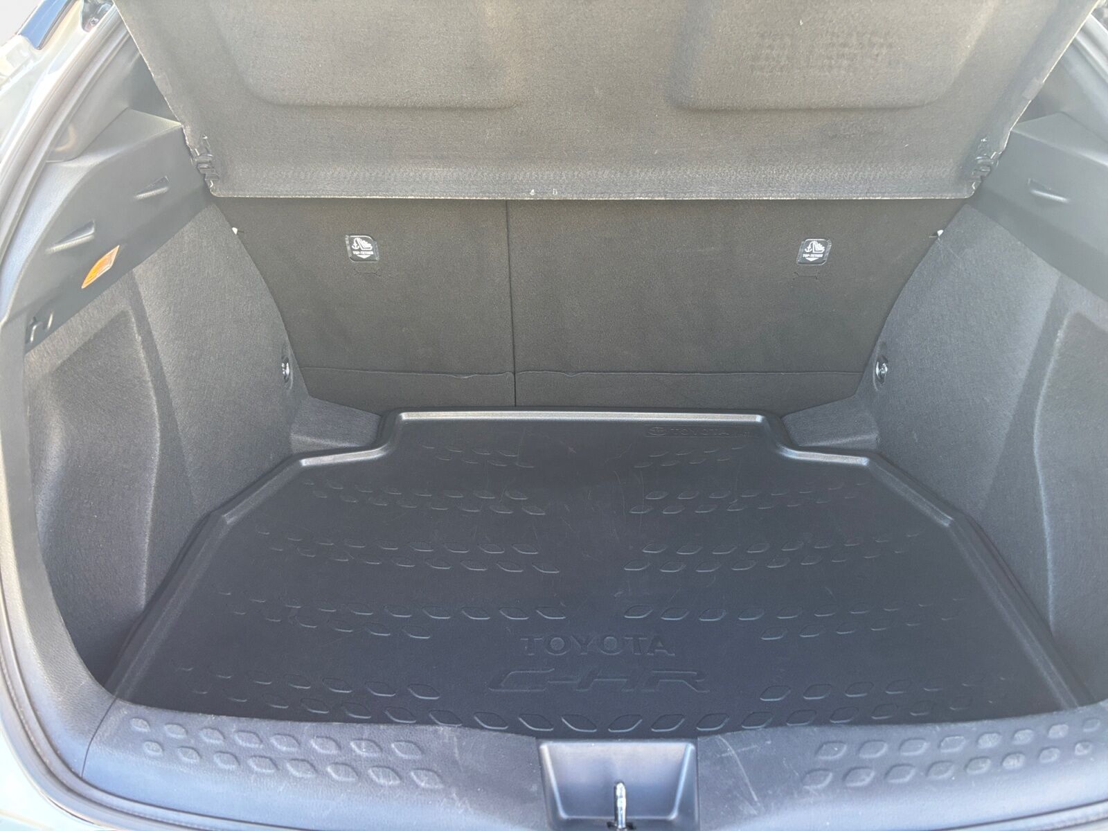 Billede af Toyota C-HR 1,8 Hybrid C-LUB Premium Selected Bi-tone Multidrive S 122HK 5d Aut.