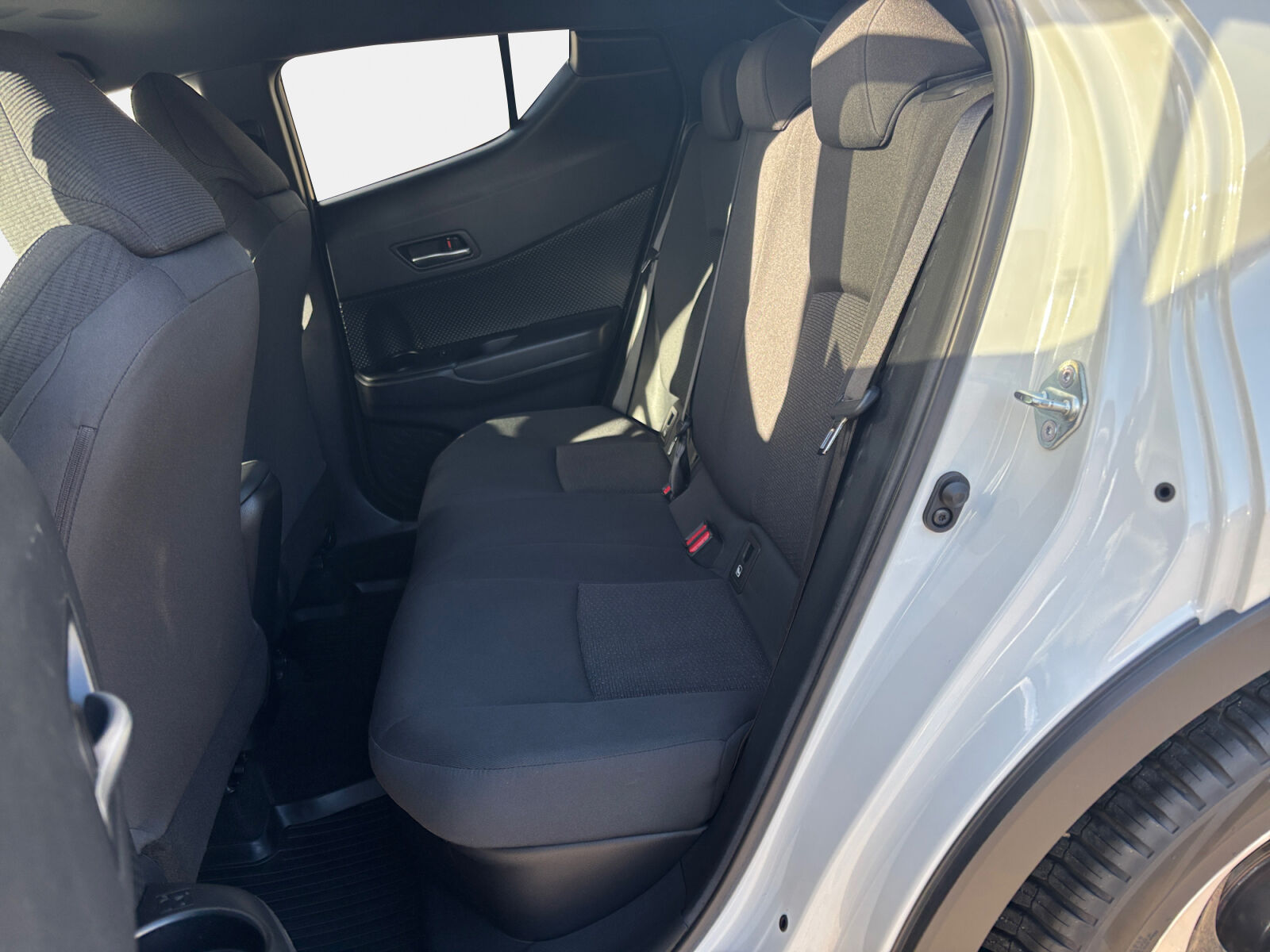 Billede af Toyota C-HR 1,8 Hybrid C-LUB Premium Selected Bi-tone Multidrive S 122HK 5d Aut.