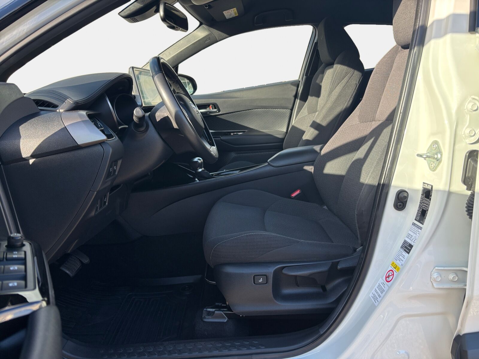 Billede af Toyota C-HR 1,8 Hybrid C-LUB Premium Selected Bi-tone Multidrive S 122HK 5d Aut.