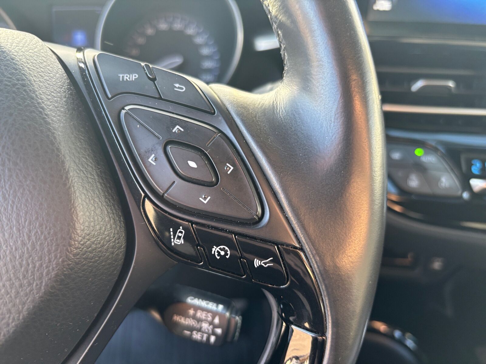 Billede af Toyota C-HR 1,8 Hybrid C-LUB Premium Selected Bi-tone Multidrive S 122HK 5d Aut.