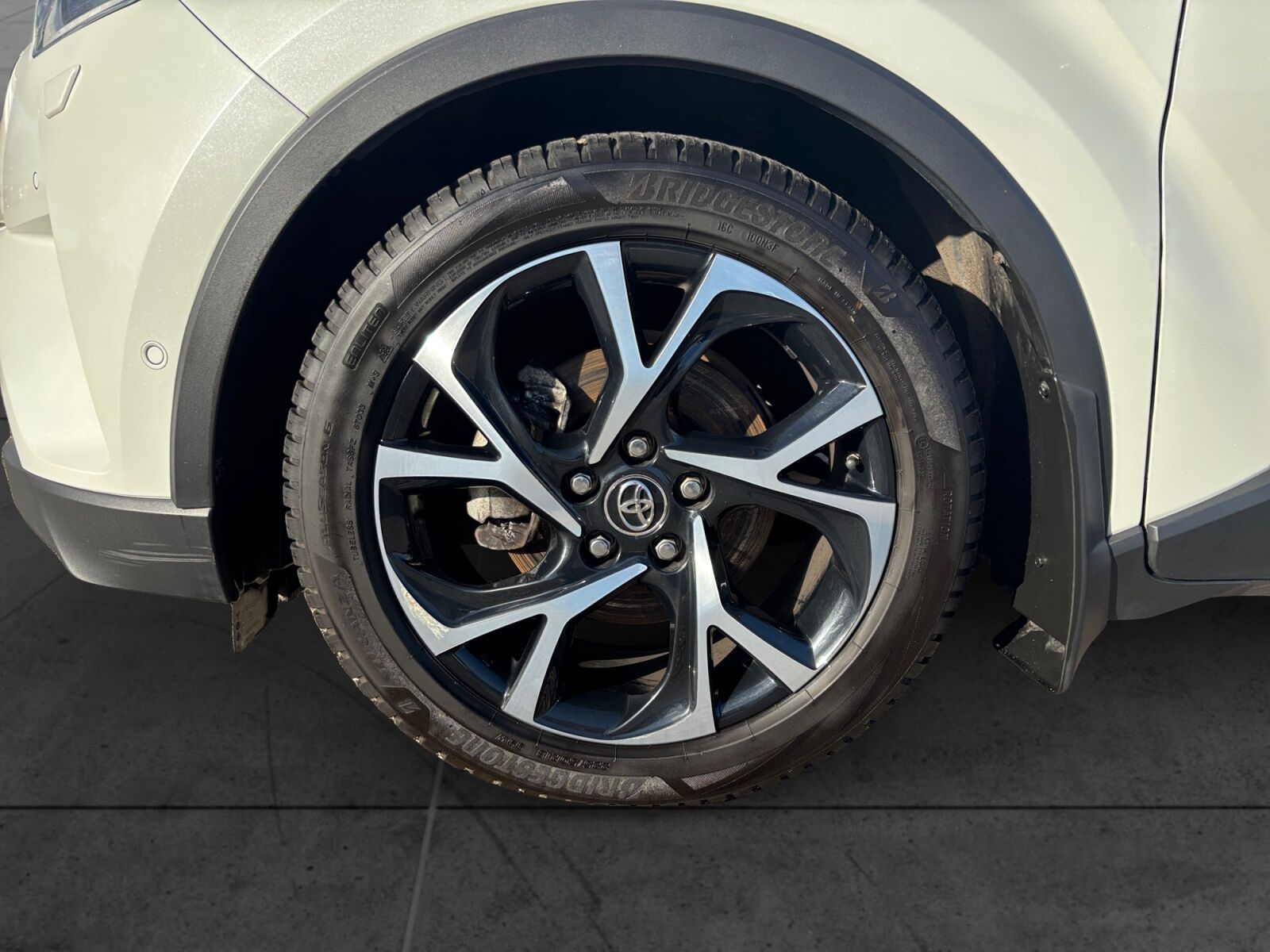 Billede af Toyota C-HR 1,8 Hybrid C-LUB Premium Selected Bi-tone Multidrive S 122HK 5d Aut.