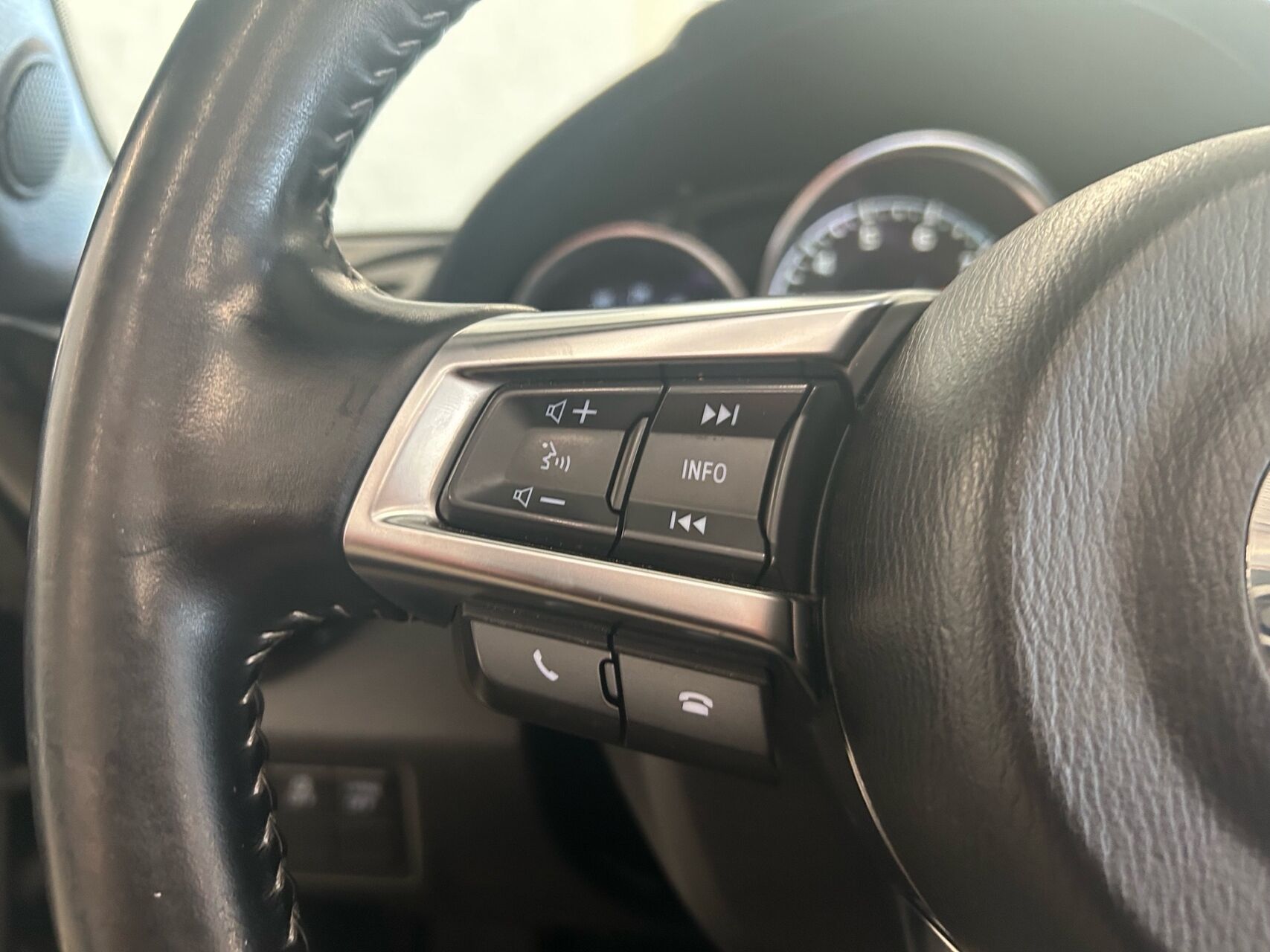 Billede af Mazda MX-5 1,5 Skyactiv-G Sky m. Edition-pakke 132HK Cabr. 6g