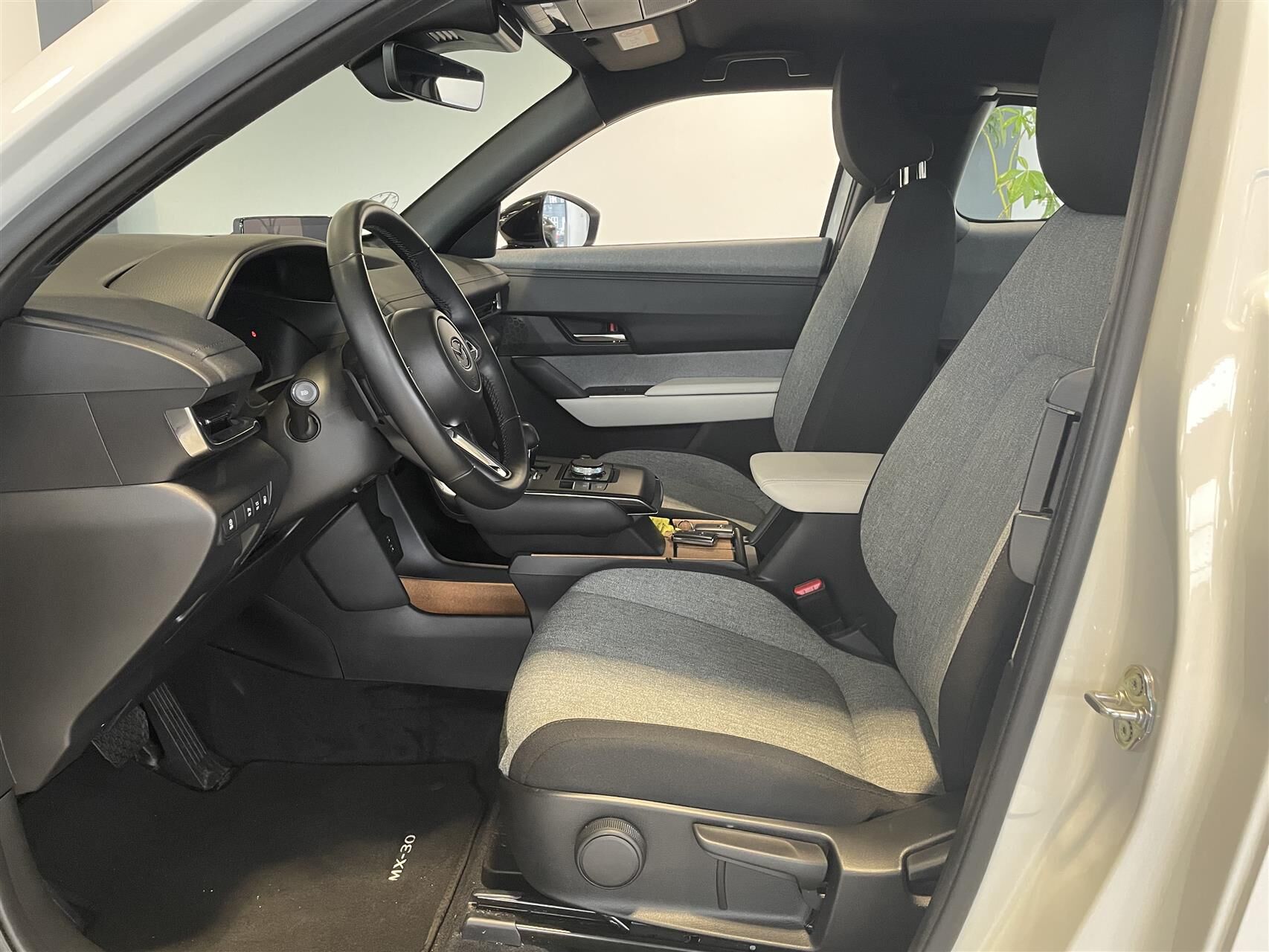 Billede af Mazda MX-30 0,8 e-Skyactiv R-EV  Plugin-hybrid Exclusive-Line 170HK 5d Trinl. Gear