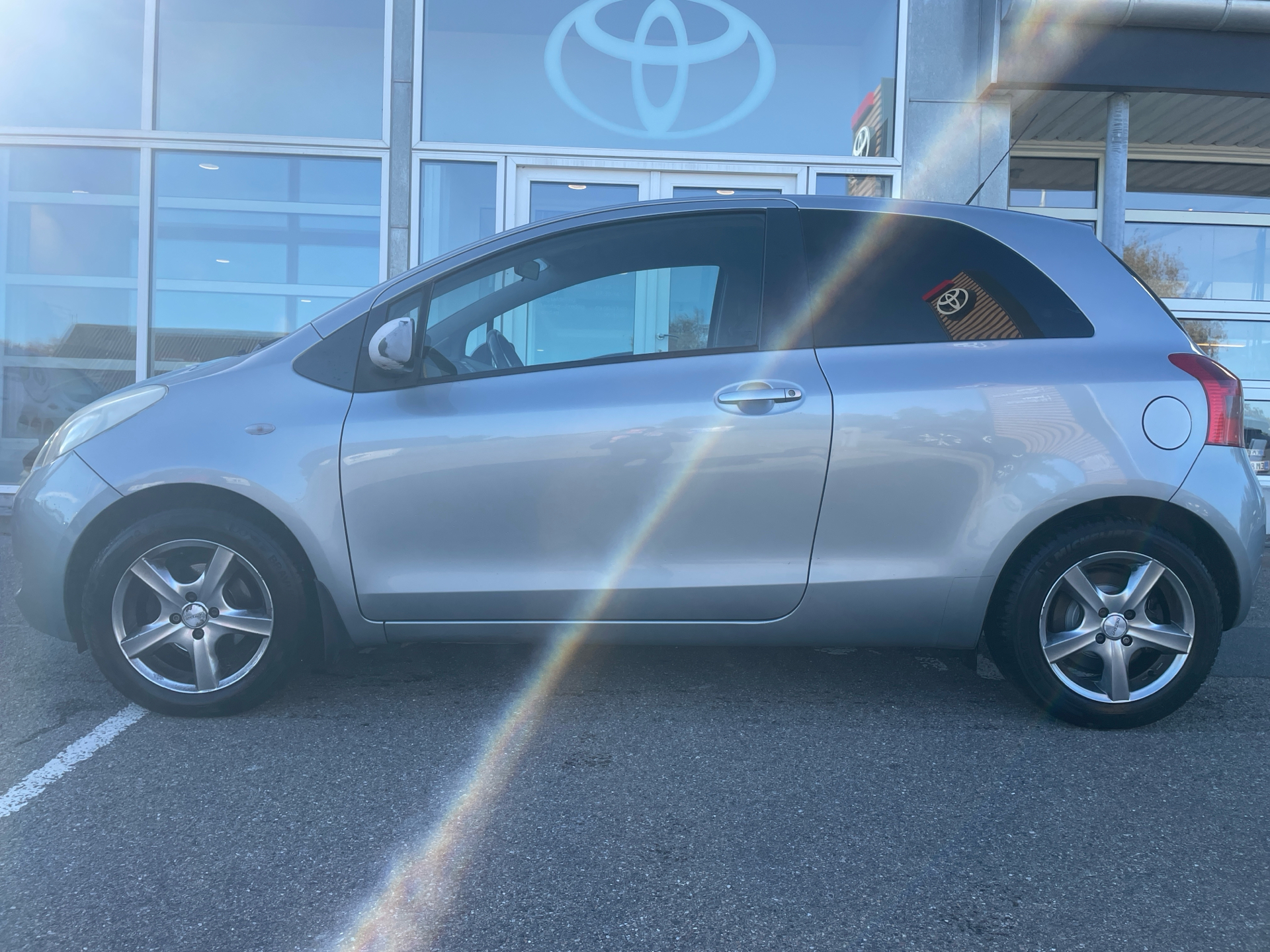 Billede af Toyota Yaris 1,3 VVT-I Linea Terra 87HK 3d