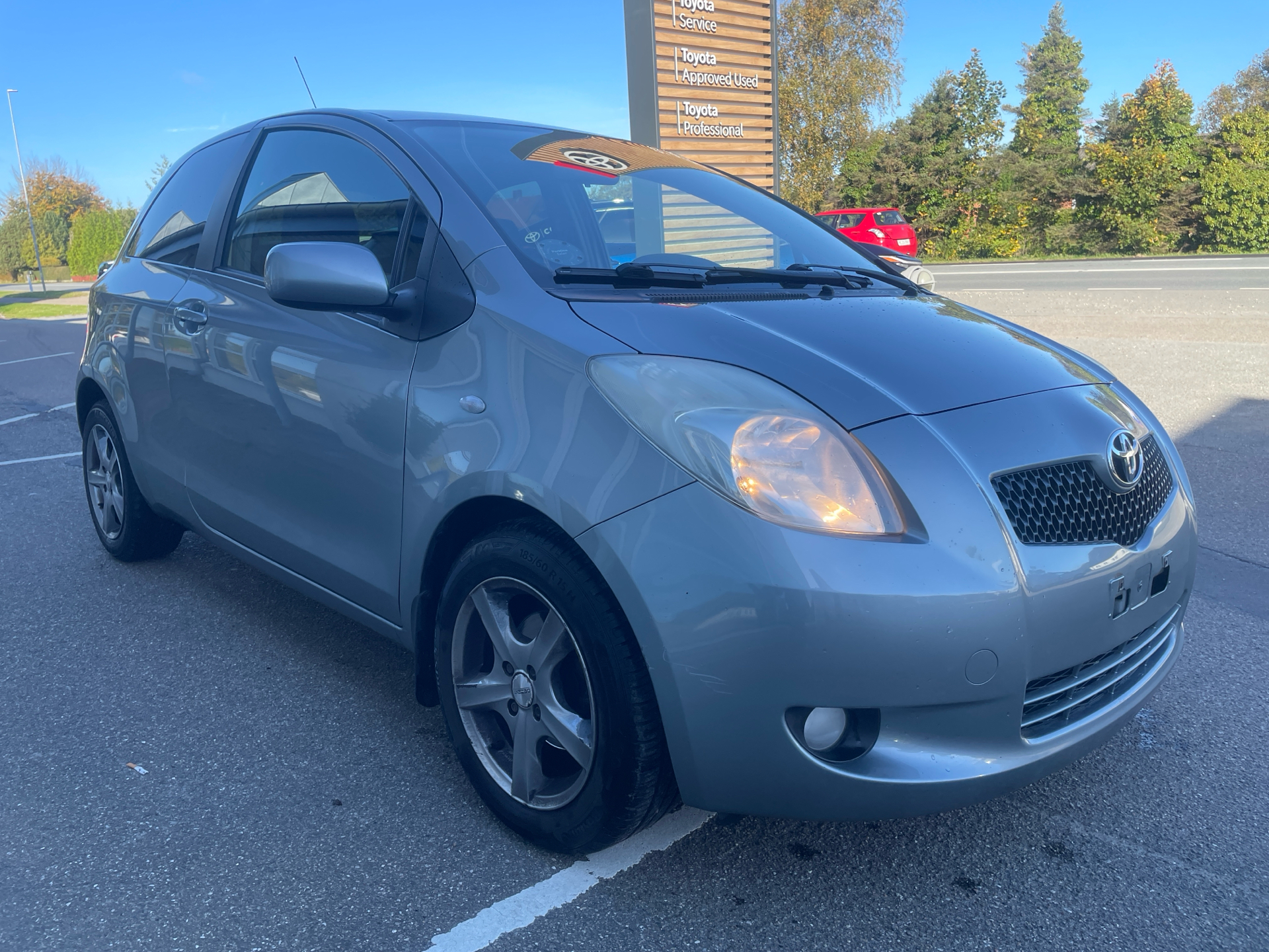 Billede af Toyota Yaris 1,3 VVT-I Linea Terra 87HK 3d