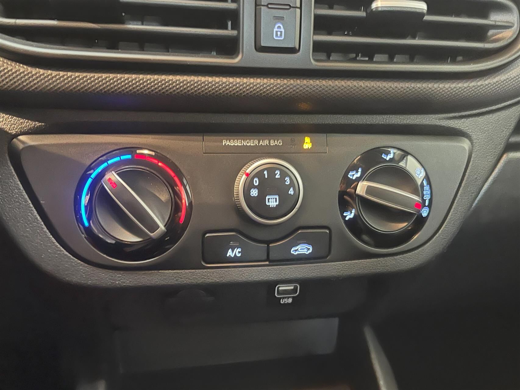 Billede af Hyundai i10 1,0 Essential AMT 67HK 5d Aut.