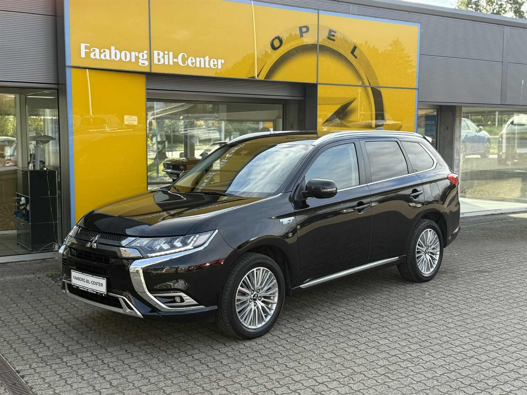 Billede af Mitsubishi Outlander 2,4 PHEV  Plugin-hybrid Limited 4WD 224HK 5d 6g Trinl. Gear