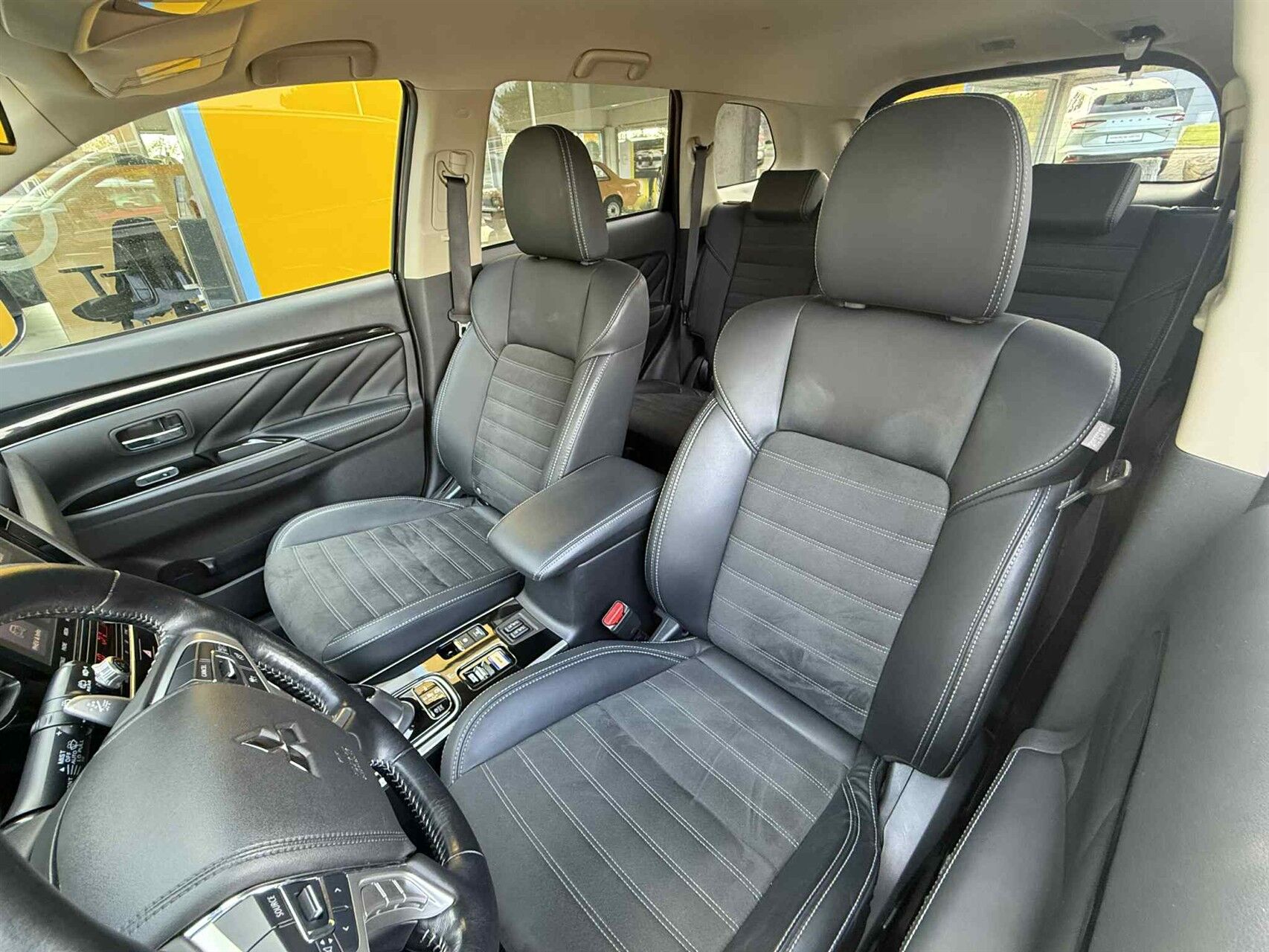 Billede af Mitsubishi Outlander 2,4 PHEV  Plugin-hybrid Limited 4WD 224HK 5d 6g Trinl. Gear