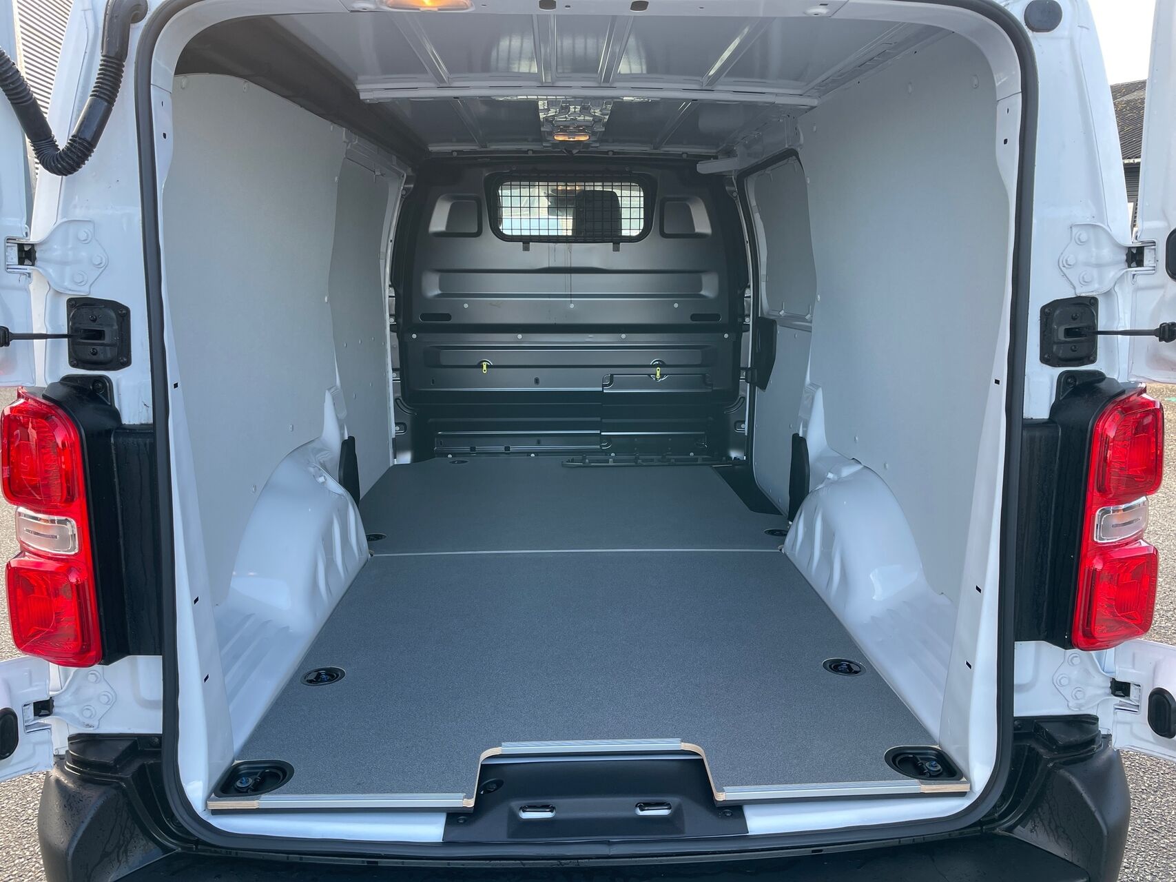 Billede af Toyota Proace Long 2,0 D Comfort Master m/Alm adskillelse - SmartCargo 144HK Van 8g Aut.