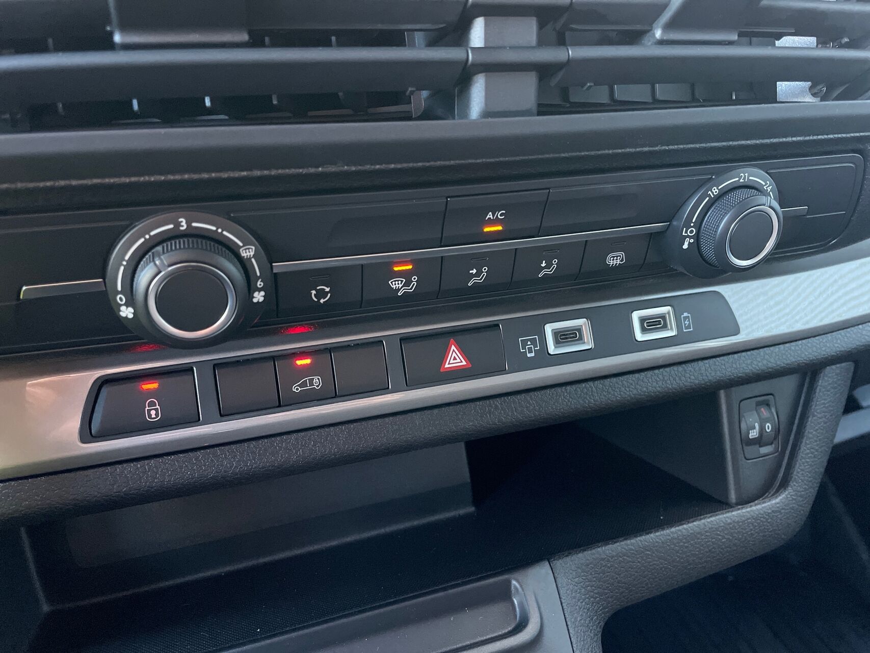 Billede af Toyota Proace Long 2,0 D Comfort Master m/Alm adskillelse - SmartCargo 144HK Van 8g Aut.