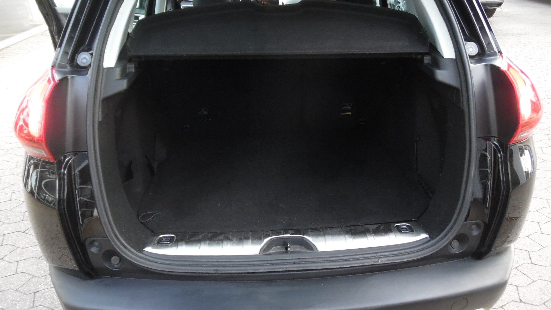 Billede af Peugeot 2008 1,2 e-THP Desire Sky 110HK